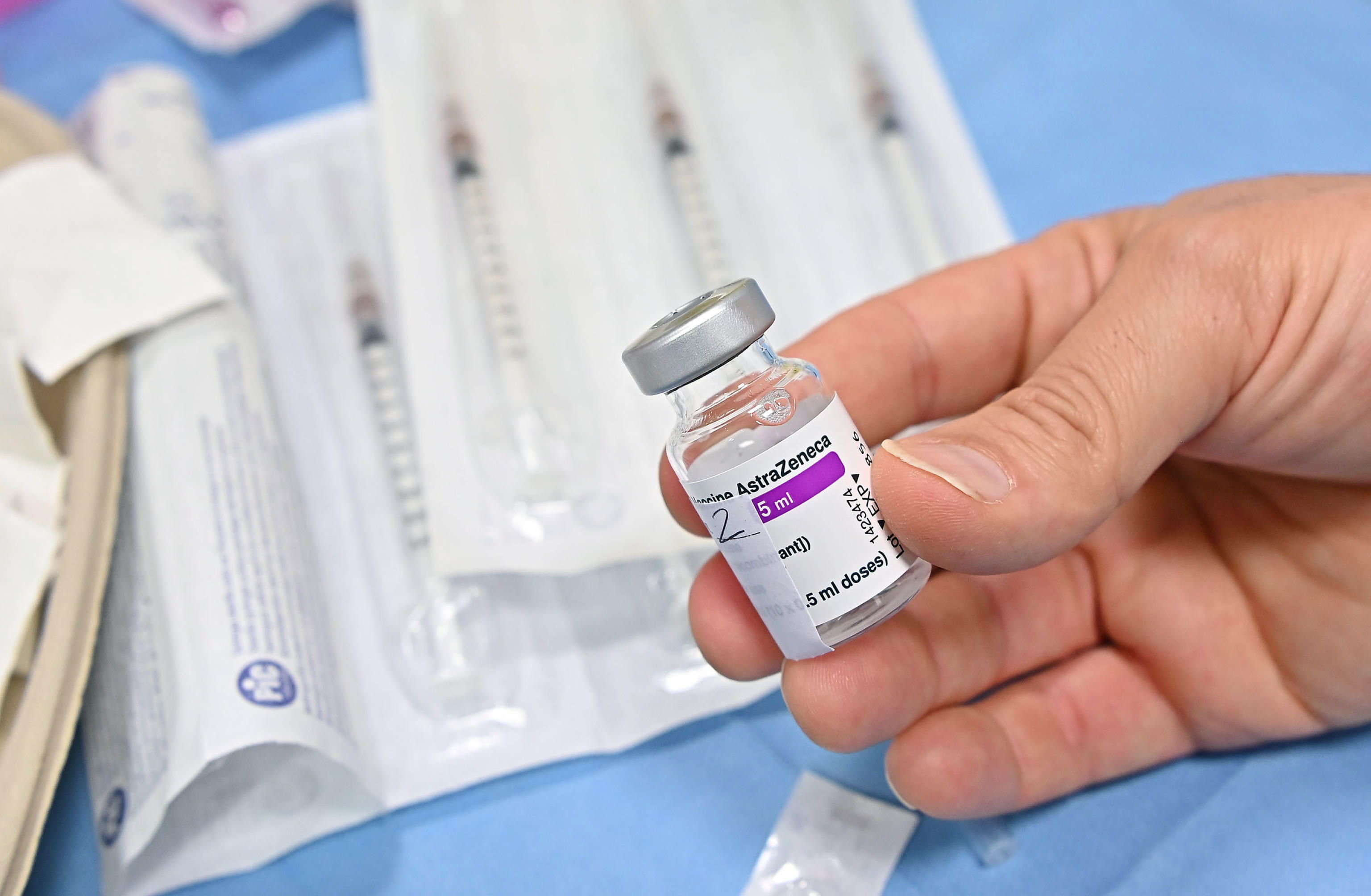 Una dosis de vacuna AstraZeneca, la que vendrá a Guatemala. (Foto: EFE)