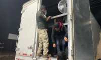 MEX5332. OAXACA (MÉXICO), 19/02/2021.- Fotografía cedida este viernes por agentes de la Guardia Nacional y del Instituto Nacional de Migración (INM) de México, donde se muestra un migrante descendiendo de un camión hoy, en Oaxaca (México). Agentes de la Guardia Nacional y del Instituto Nacional de Migración (INM) de México rescataron este viernes a 235 migrantes centroamericanos que viajaban en las cajas de dos camiones de carga cuando transitaban por carreteras de lo estados de Oaxaca y Veracruz. EFE/ Instituto Nacional de Migración/ SOLO USO EDITORIAL/SOLO DISPONIBLE PARA ILUSTRAR LA NOTICIA QUE ACOMPAÑA (CRÉDITO OBLIGATORIO)