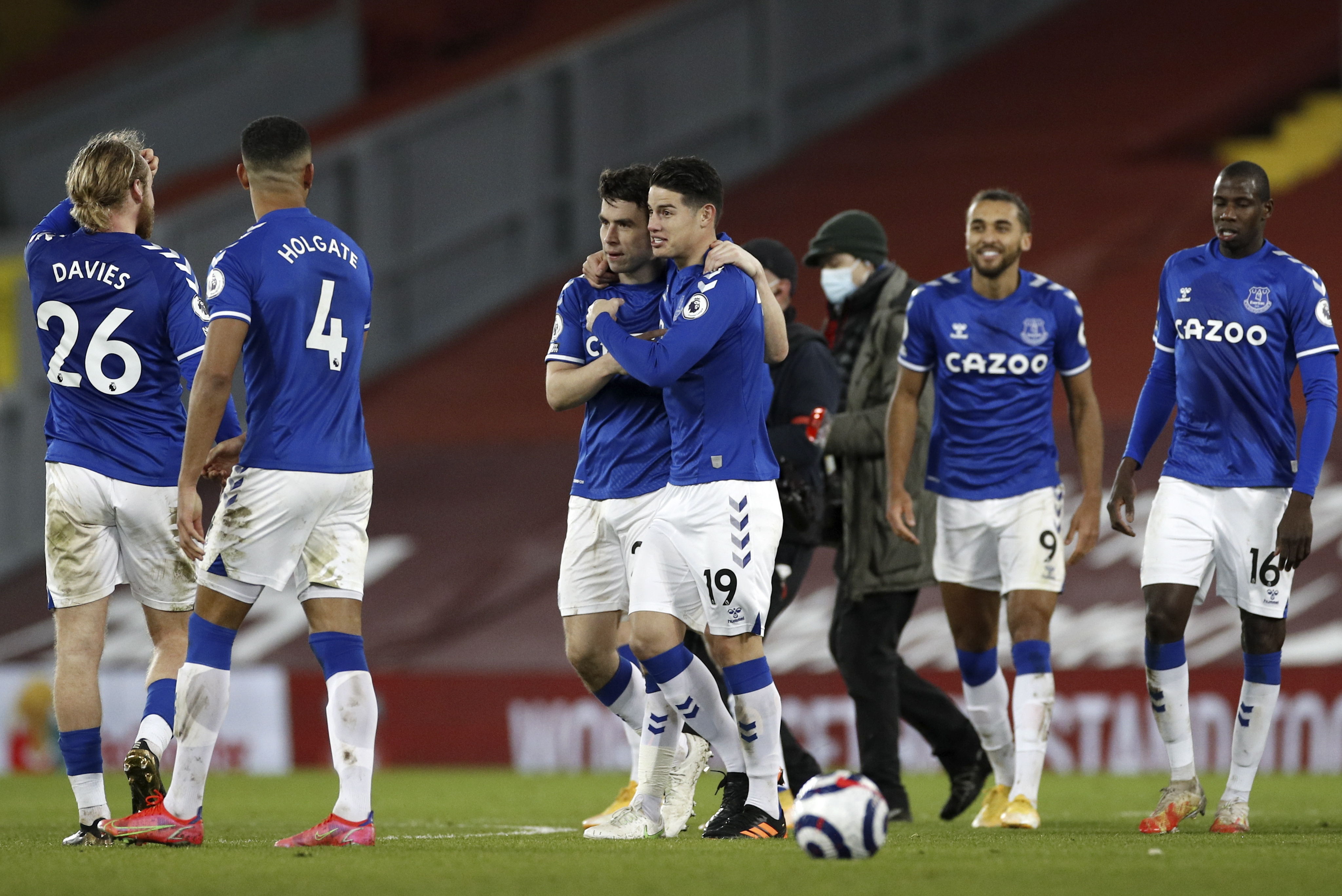 Los jugadores del Everton festejan al final del partido el triunfo frente al Liverpool en la Premier League. (Foto Prensa Libre: EFE).