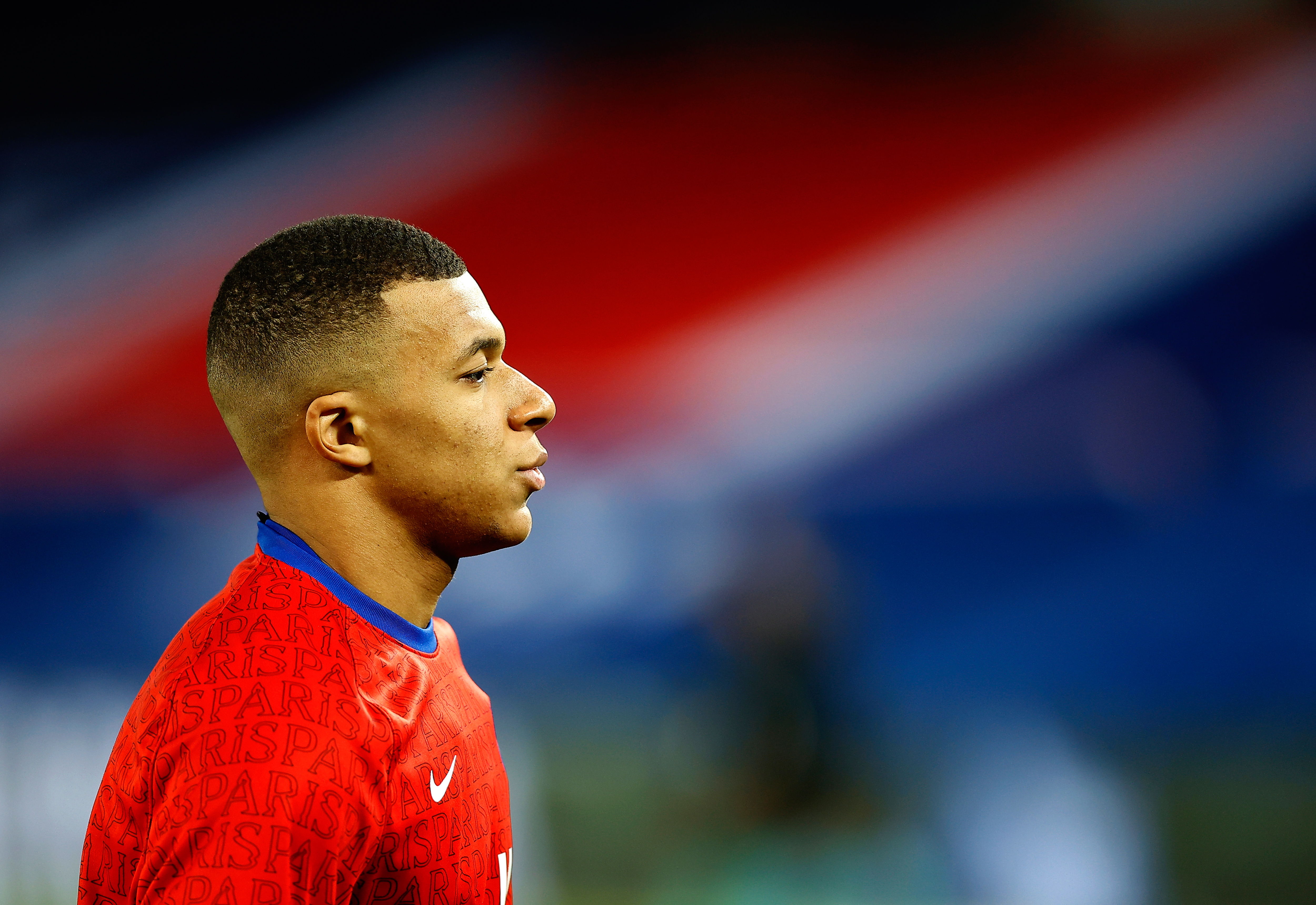 Kylian Mbappe brilló en el último partido de Champions contra el Barcelona tras anotar un triplete. Aquel día dijo que no podía hablar de renovación solo por ese juego. Foto Prensa Libre: EFE.