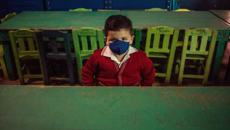 Niños de 157 centros educativos privados del país podrán regresar a clases híbridas en alerta naranja en el país. (Foto Prensa Libre: HemerotecaPL)