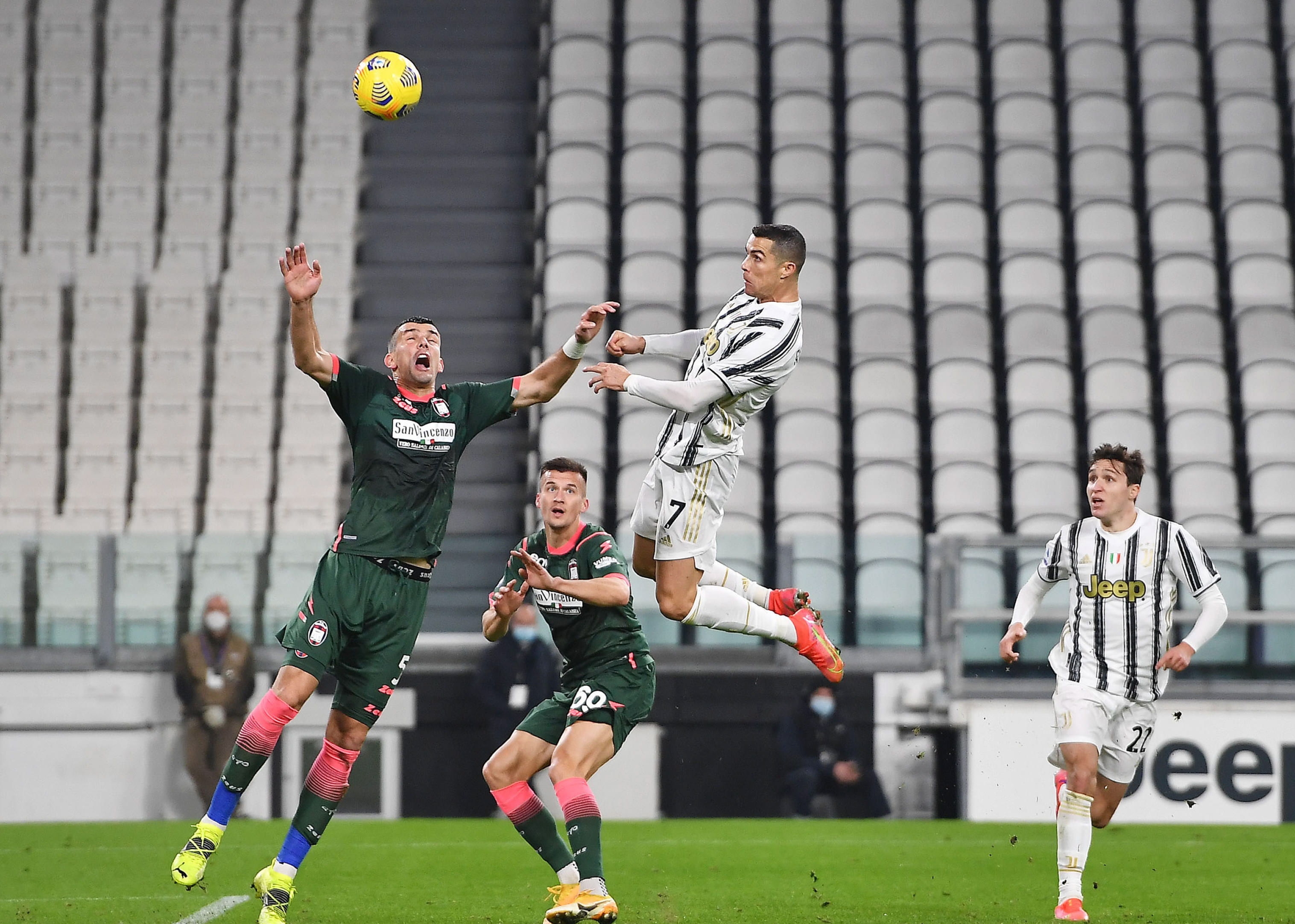 Los dos goles de Cristiano Ronaldo ante el Crotone fueron de cabeza. Foto Prensa Libre: EFE