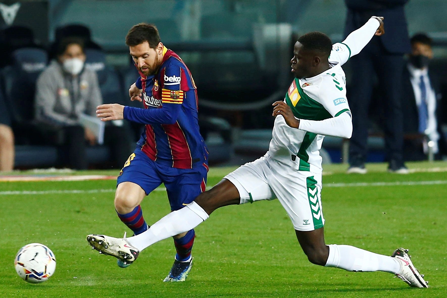 El delantero argentino del Barcelona Lionel Messi pelea un balón con el centrocampista del Elche Omenuke Mfulu durante el partido de La Liga que se disputa este miércoles en el Nou Camp. Foto Prensa Libre: EFE.