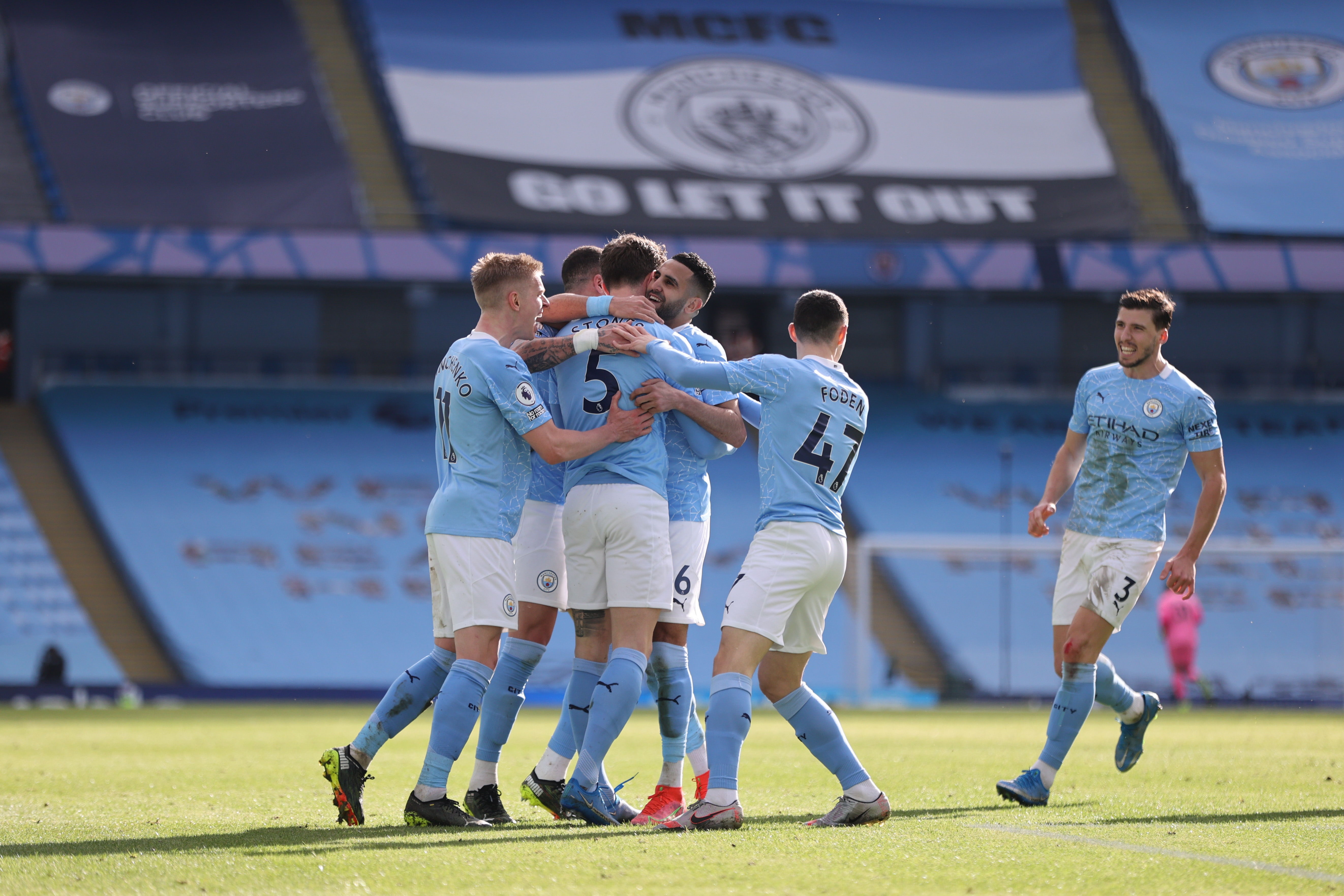 John Stones es felicitado por sus compañeros después de marcar contra el West Ham. (Foto Prensa Libre: EFE).