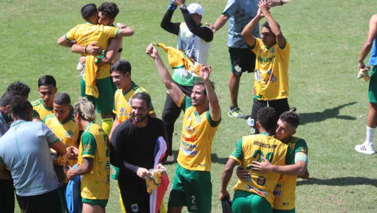 Los jugadores de Guastatoya festejan el título, después de superar a Municipal.  Foto Prensa Libre: Érick Avila.