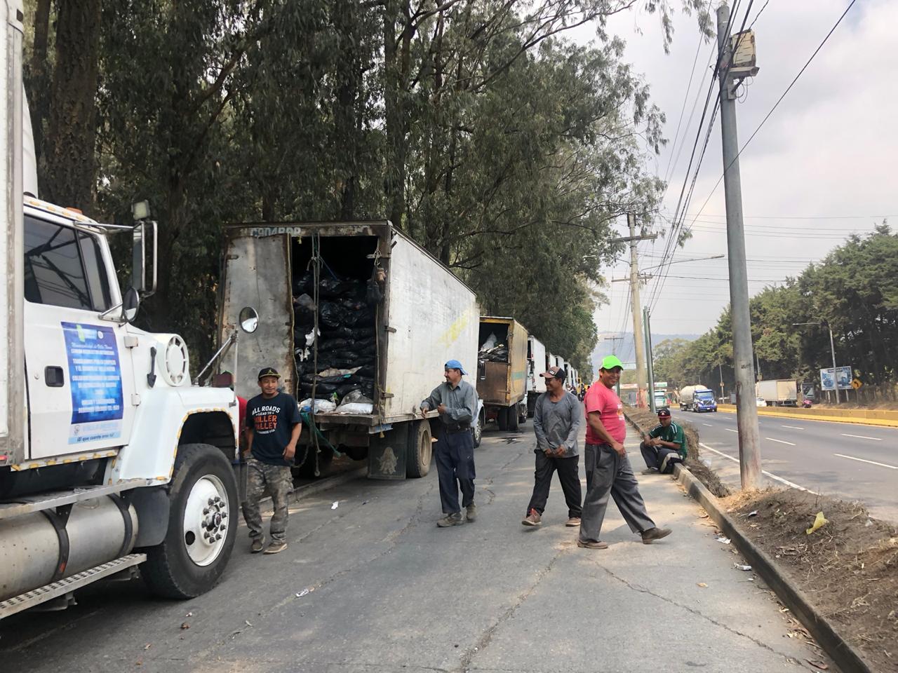 Camiones cargados con desechos esperan ingresar al vertedero de Amsa. (Foto Prensa Libre: Andrea Domínguez)