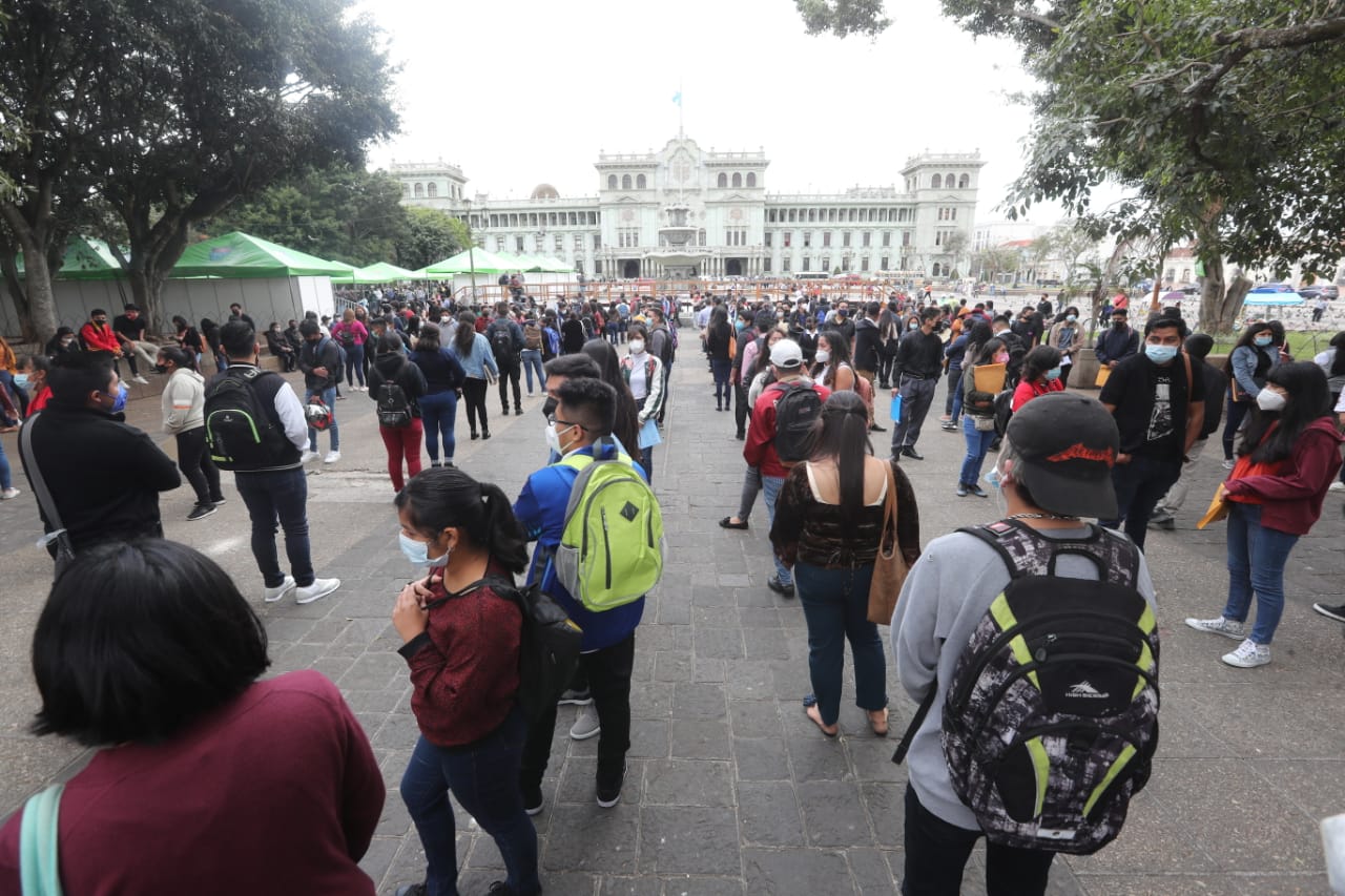 Decenas de Guatemaltecos participaron en la feria “Empleo en tu zona”. (Foto Prensa Libre: Érick Ávila)