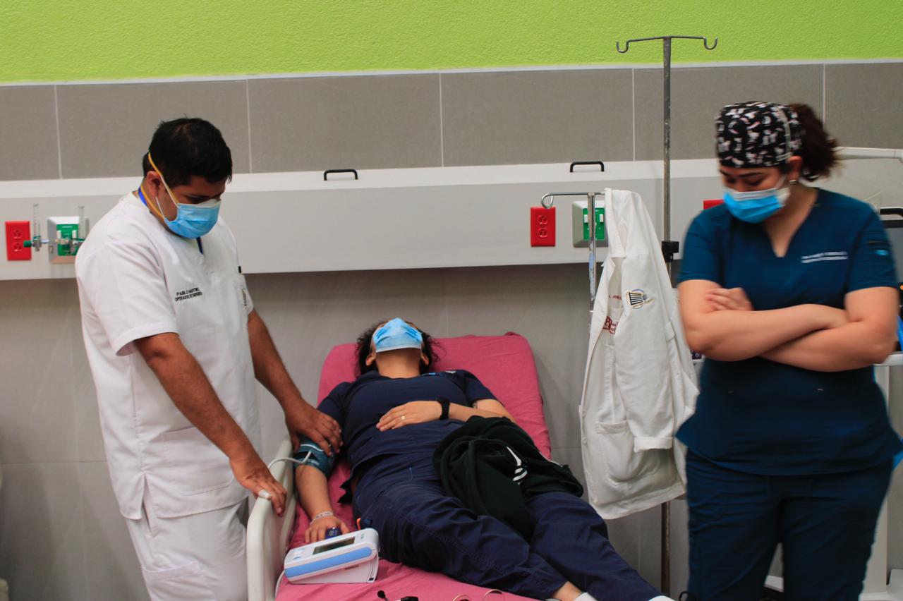Personal del Hospital General San Juan de Dios recibe la primera dosis de la vacuna contra el coronavirus. (Foto Prensa Libre: Élmer Vargas)