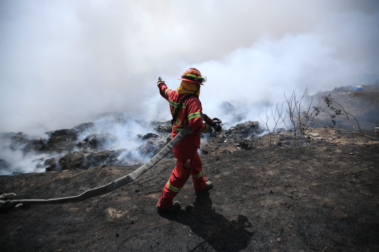 El viento y el humo dificultan el trabajo de los socorristas en el vertedero de Amsa. (Foto Prensa Libre: Carlos Hernandez Ovalle)