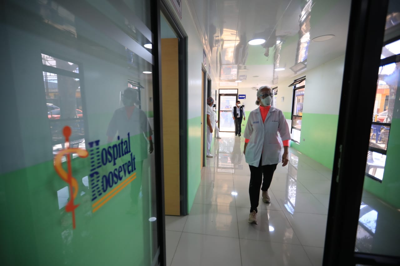 El personal del Hospital Roosevelt participó en un simulacro de vacunación. (Foto Prensa Libre: Carlos Hernandez Ovalle)