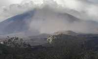 La ceniza del volcán Pacaya de dispersa sobre tres departamentos. (Foto Prensa Libre: Conred)