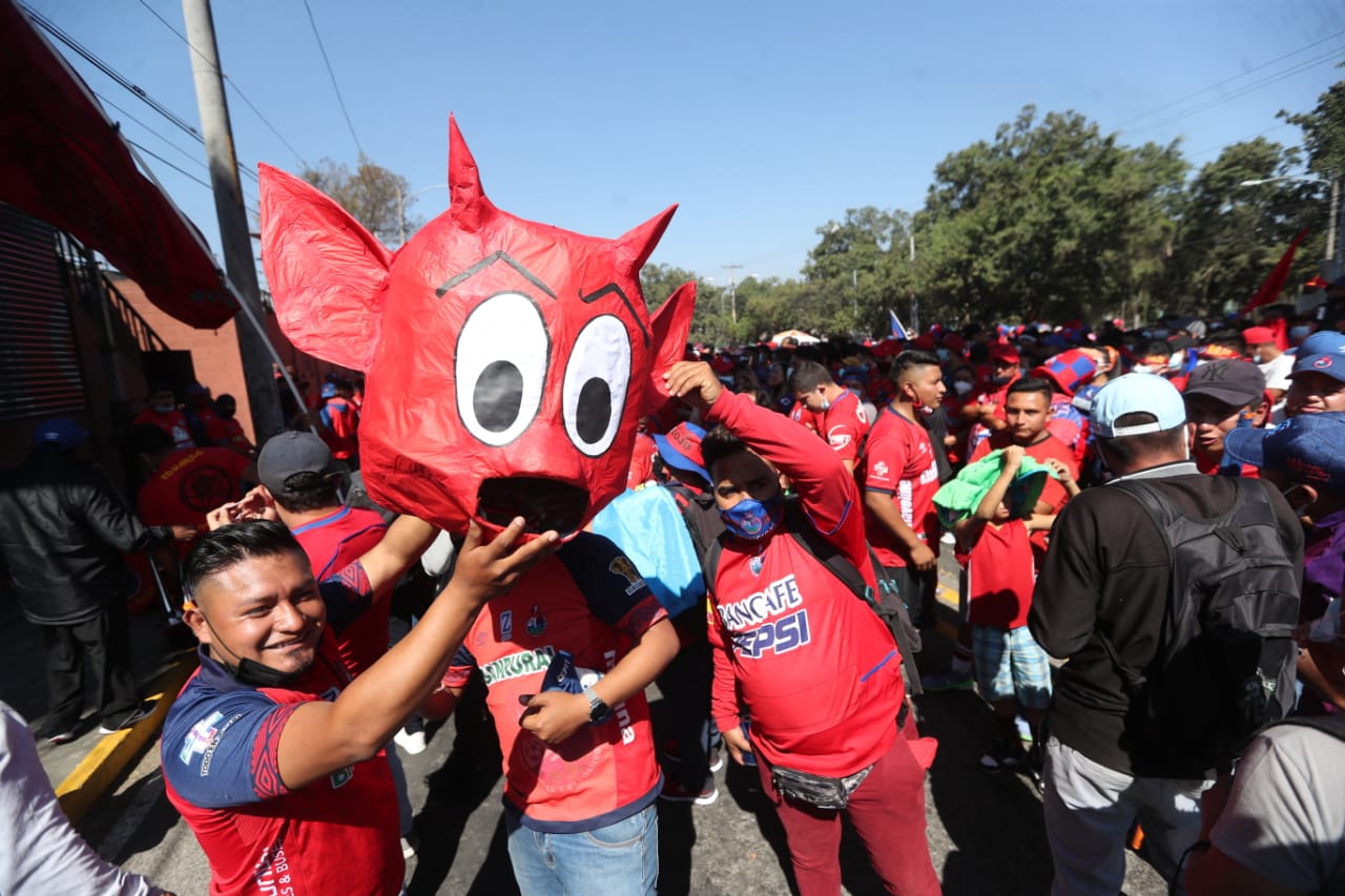 Un buen número de aficionados rojos se reunió en las afueras del estadio El Trébol. (Foto Prensa Libre: Érick Avila).