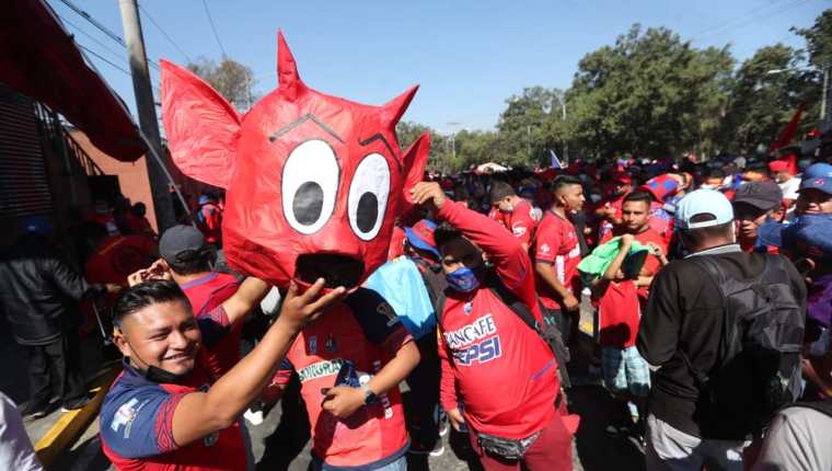 Un buen número de aficionados rojos se reunió en las afueras del estadio El Trébol. (Foto Prensa Libre: Érick Avila).
