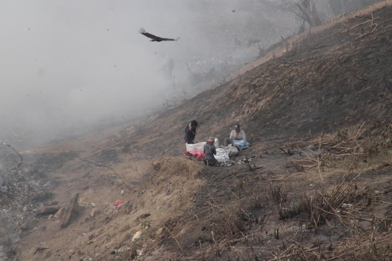 Recolectores entran a sectores rodeados de humo en busca de materiales. (Foto: Elmer Vargas)