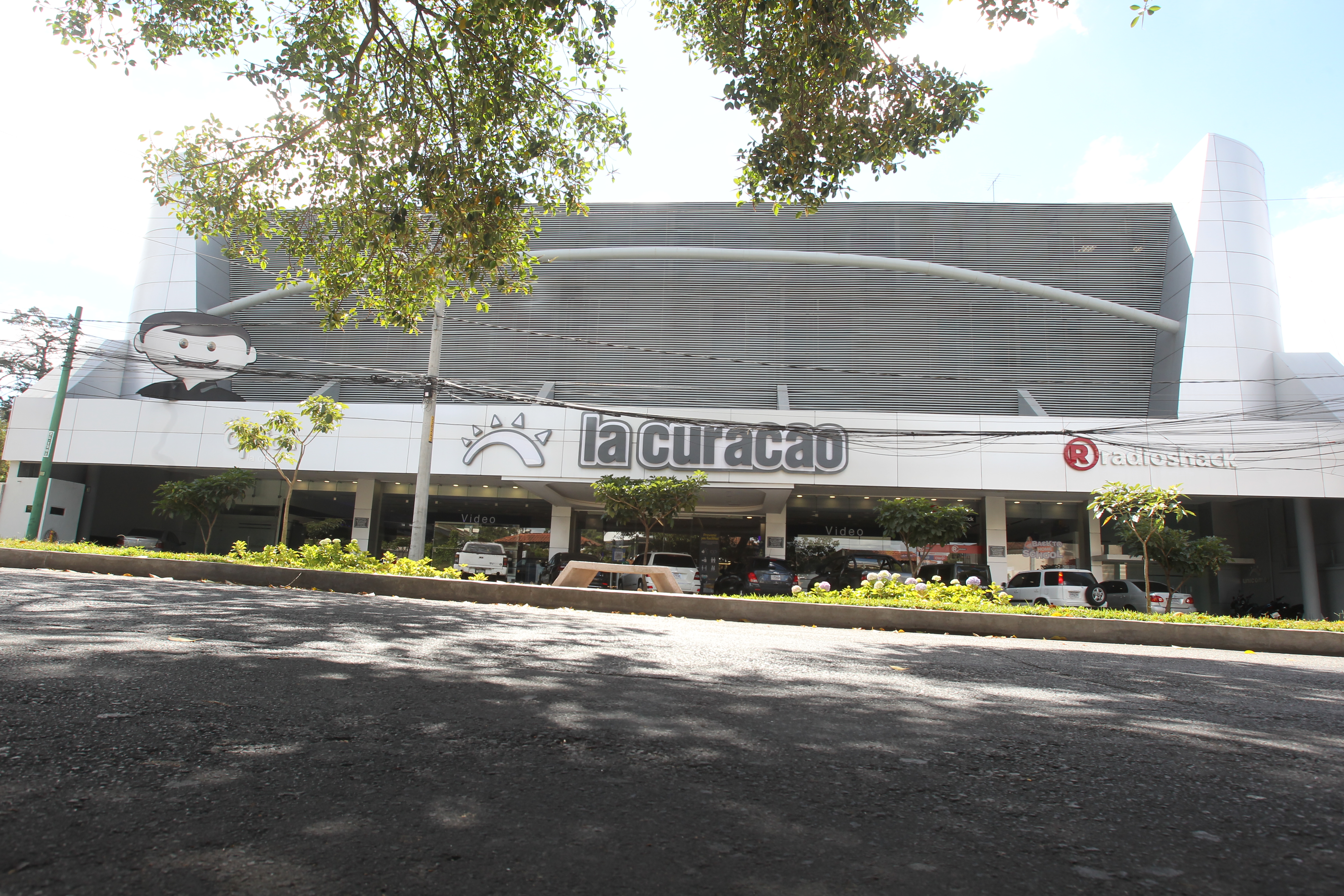 La Curacao Plaza España, tuvo una renovación interior y exterior. Foto Prensa Libre: Norvin Mendoza