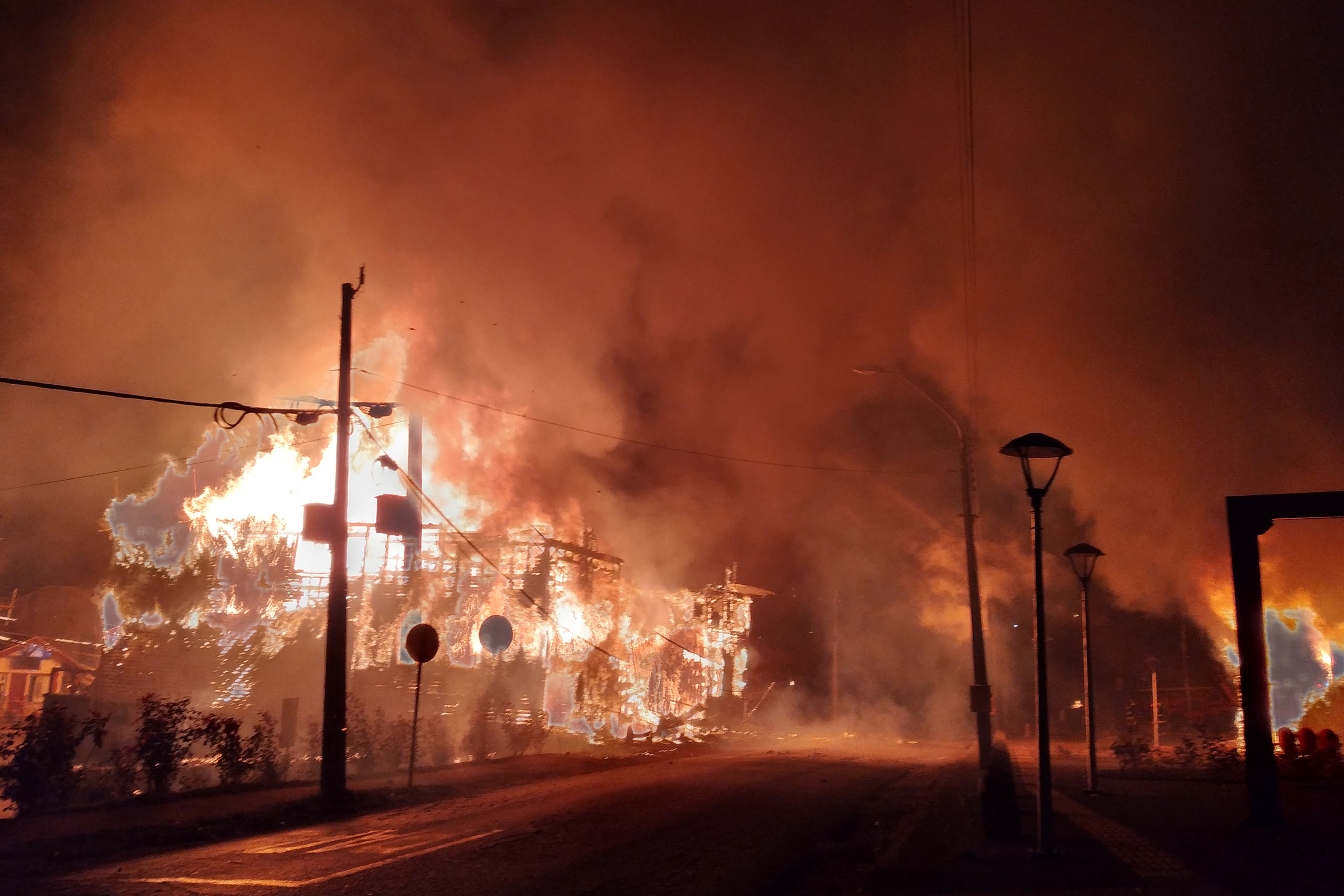 Incendio en la municipalidad de Panguipulli luego de la muerte del malabarista a manos de la policía. (Foto: EFE)