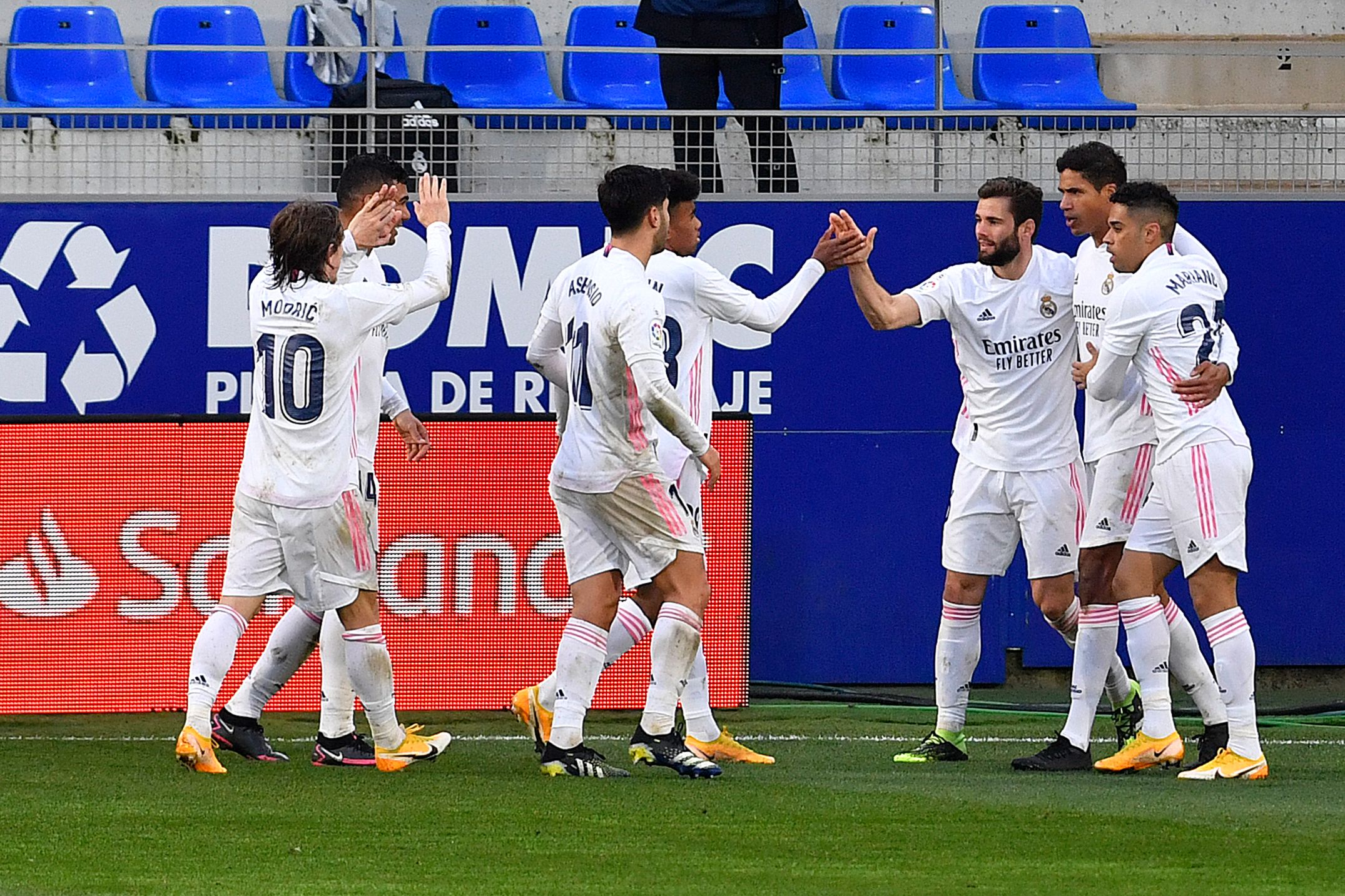 Raphael Varane celebra el segundo gol del Real Madrid en la victoria frente al Huesca. Foto Prensa libre: AFP.