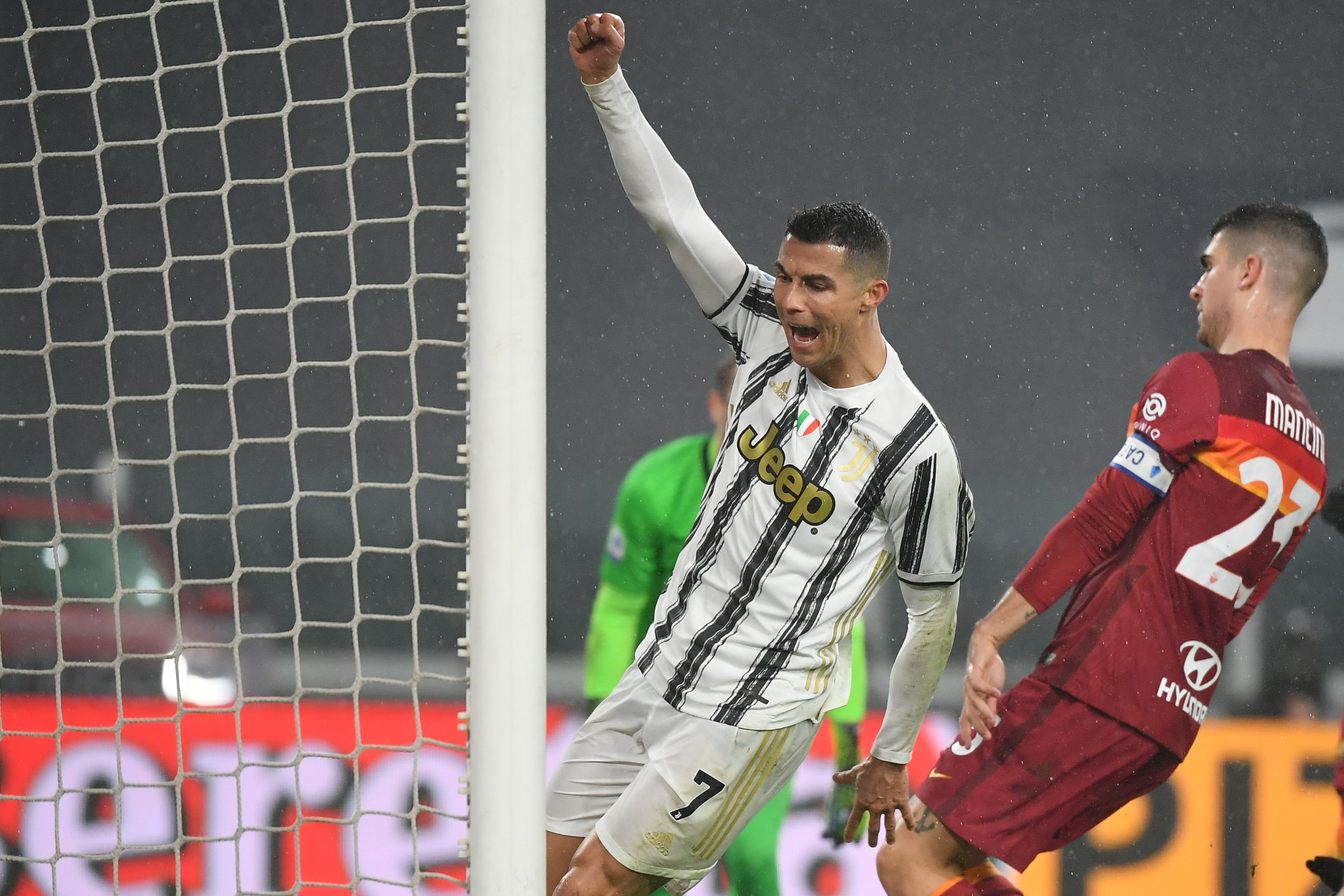Cristiano Ronaldo celebra celebra después de anotar en el partido de la Juventus contra la Roma. Foto Prensa Libre: AFP.