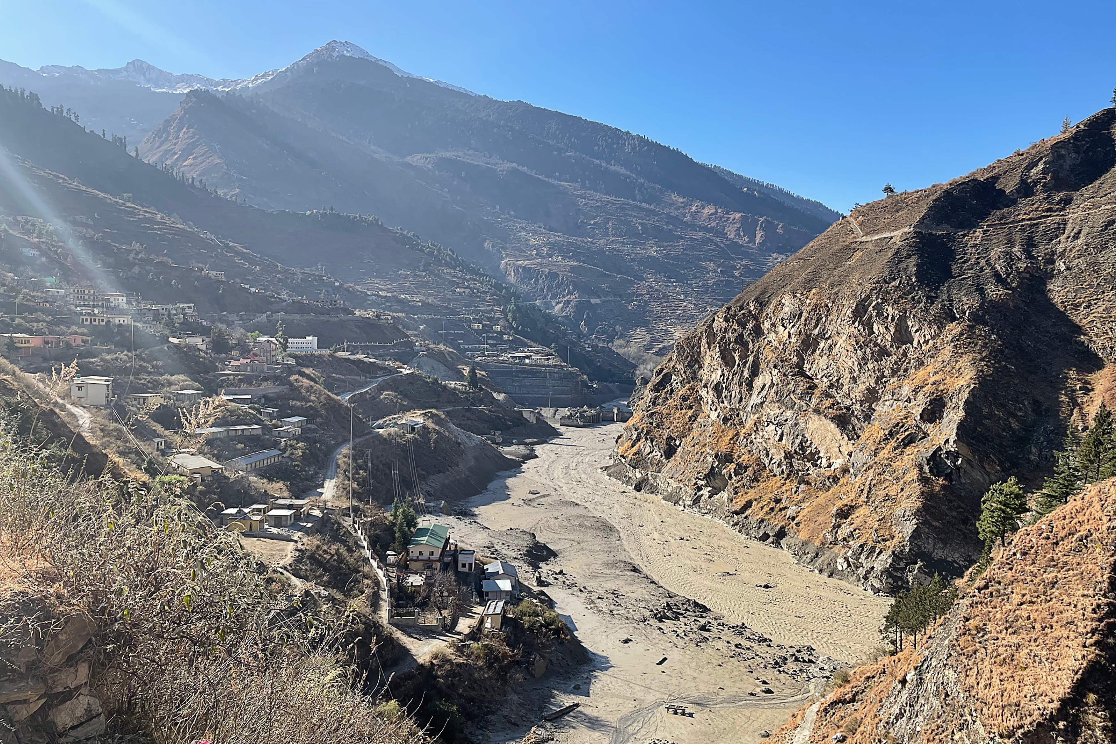Esta vista general muestra el sitio del proyecto hidroeléctrico estatal NTPC dañado después de que un glaciar roto causó un gran aumento del río que arrasó puentes y carreteras, cerca de Joshimath en el distrito de Chamoli de Uttarakhand, el 7 de febrero de 2021. (Foto Prensa Libre: AFP)