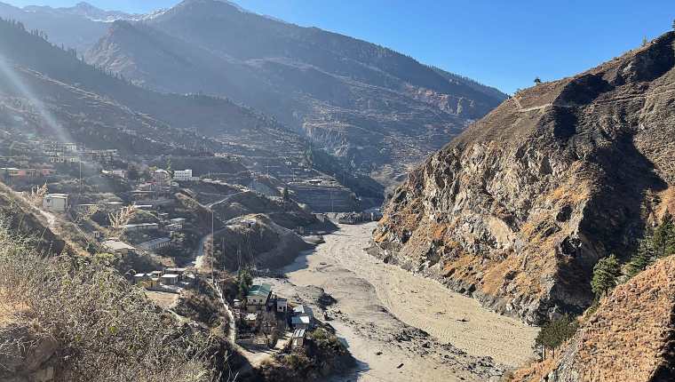 Esta vista general muestra el sitio del proyecto hidroeléctrico estatal NTPC dañado después de que un glaciar roto causó un gran aumento del río que arrasó puentes y carreteras, cerca de Joshimath en el distrito de Chamoli de Uttarakhand, el 7 de febrero de 2021. (Foto Prensa Libre: AFP)