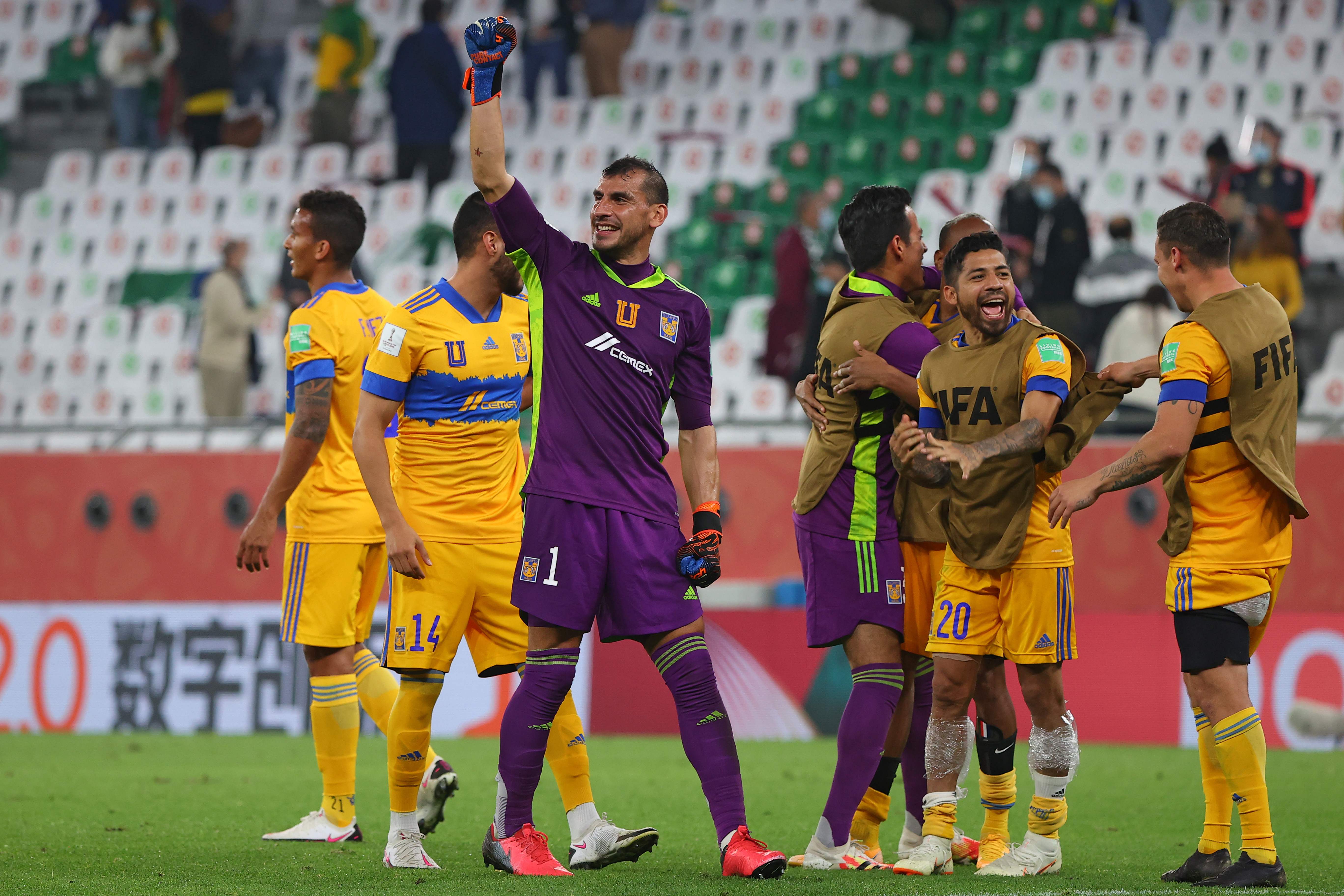 Los jugadores del Tigres celebran el triunfo contra el Palmeiras en el Ali Stadium, en Qatar, y el pase a la final. Foto Prensa Libre: AFP.
