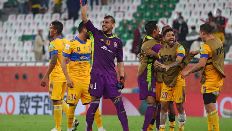Los jugadores del Tigres celebran el triunfo contra el Palmeiras en el Ali Stadium, en Qatar, y el pase a la final. Foto Prensa Libre: AFP.
