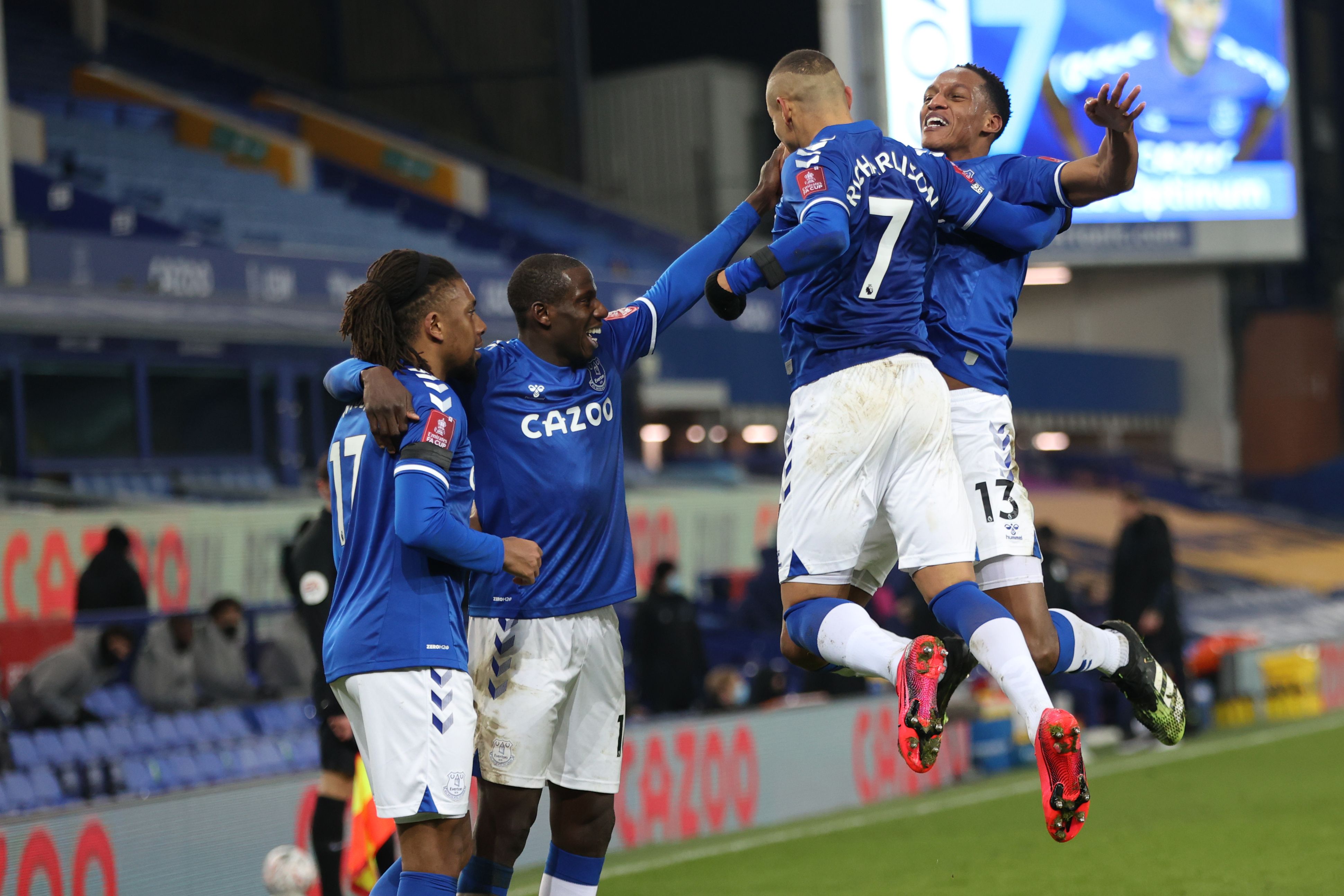 Richarlison, del Everton, celebra uno de los goles con sus compañeros. Foto Prensa Libre: AFP.