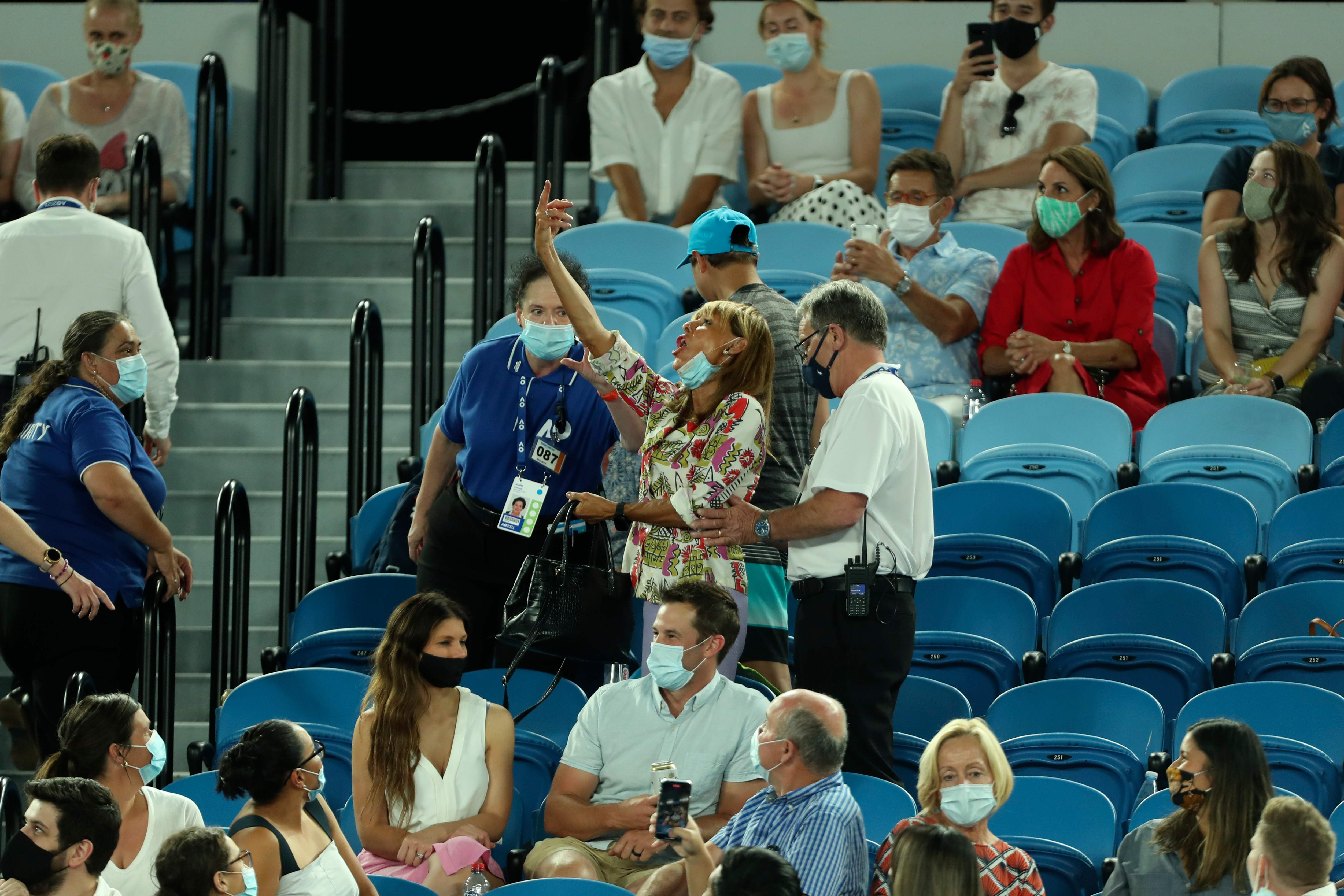 Personal de seguridad retiró a una mujer que insultaba a Rafael Nadal durante el juego que ganó ante el estadounidense Michael Mmoh en el Abierto de Australia. Foto Prensa Libre: AFP.
