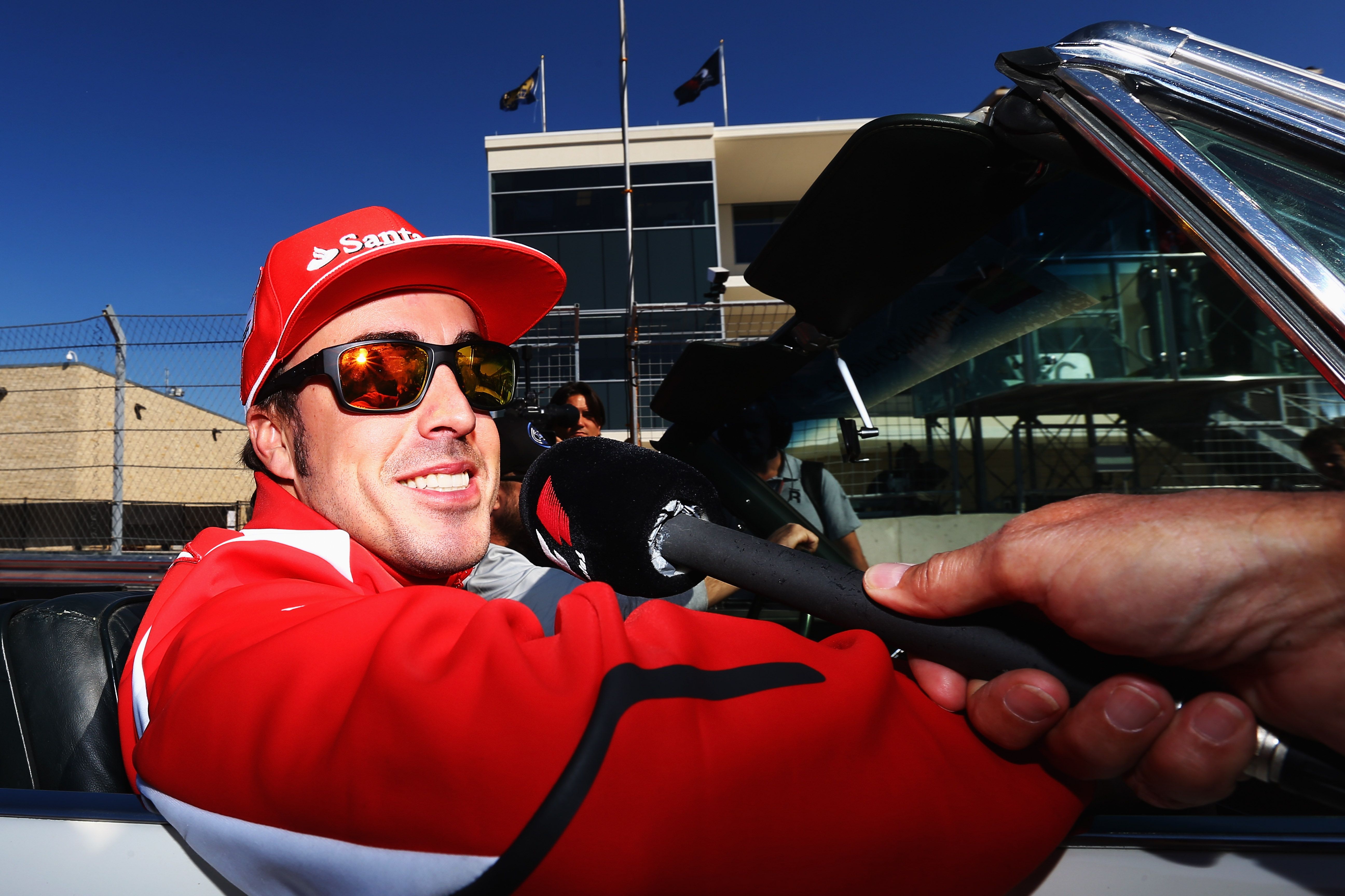 El piloto Fernando Alonso, de 39 años fue atropellado por el piloto de un carro en Suiza. Foto Prensa Libre: AFP
