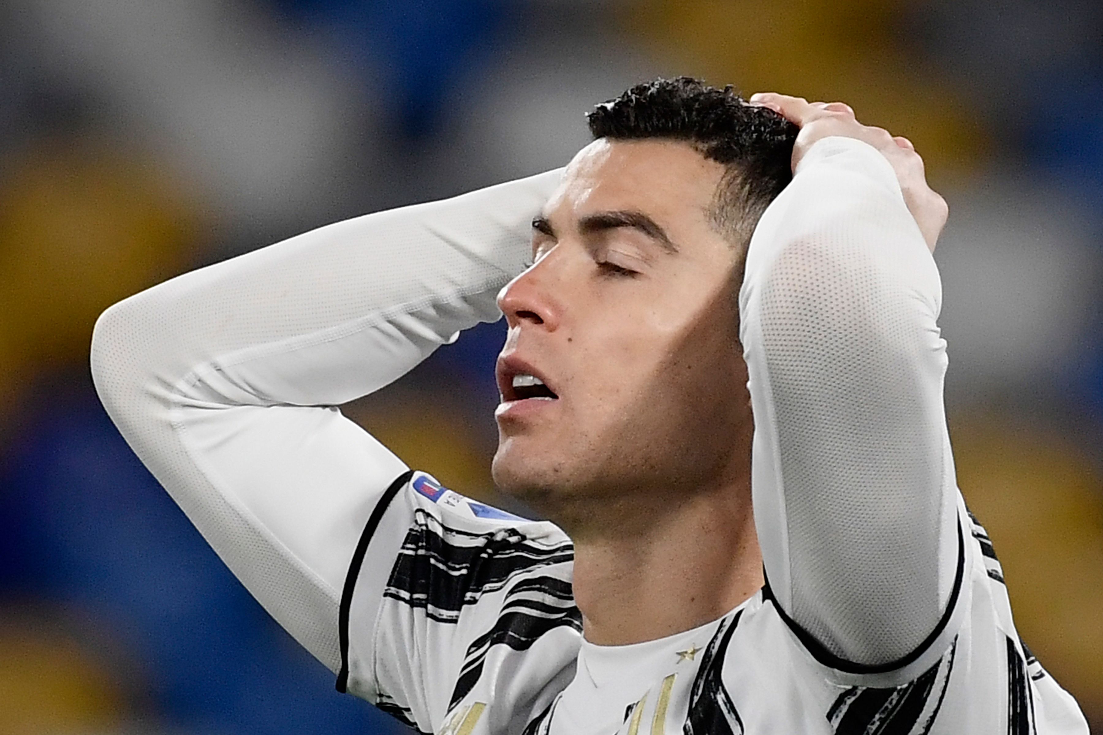 Cristiano Ronaldo reacciona, después de perder una opción a gol de la Juventus frente al Nápoli. (Foto Prensa Libre: AFP).
