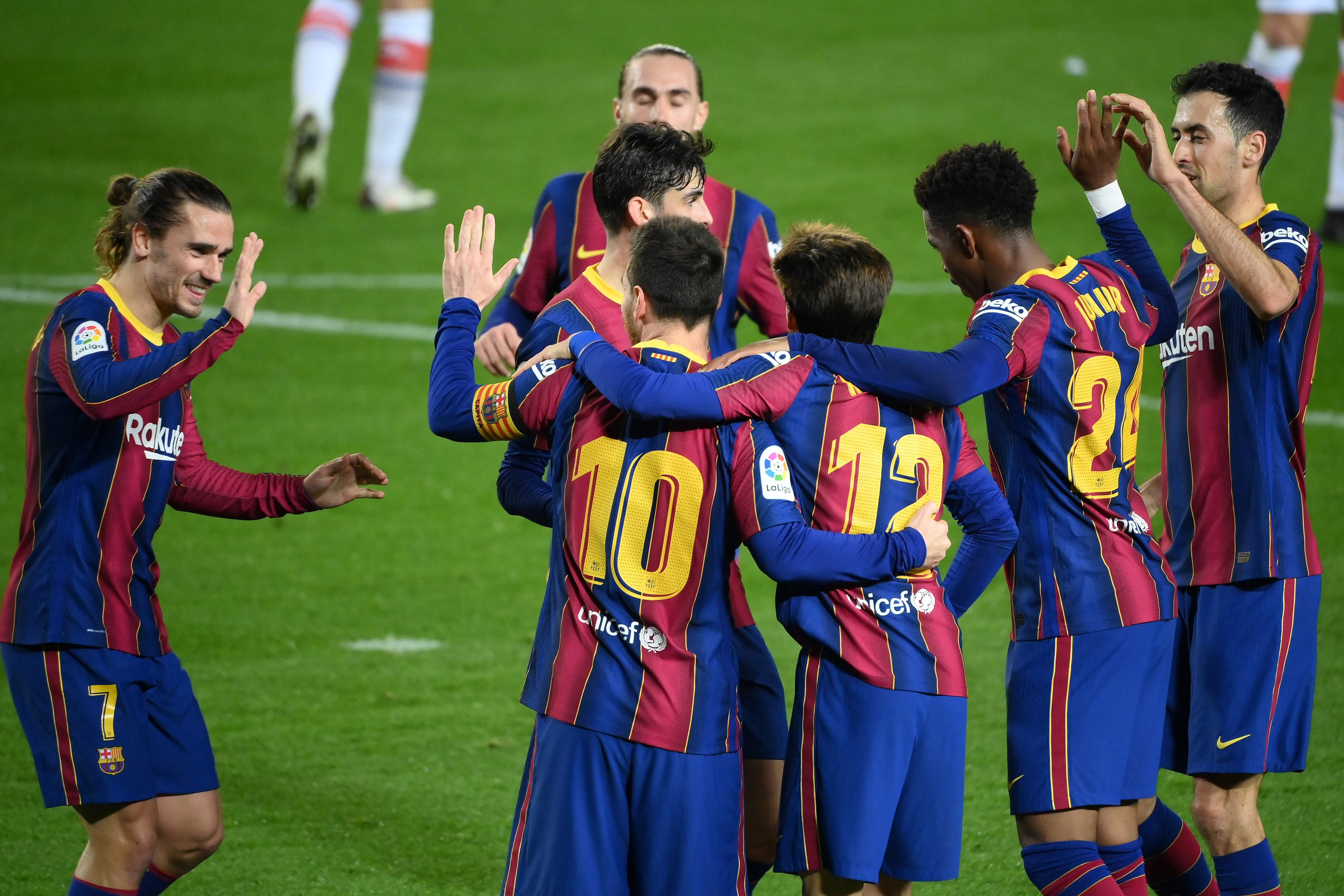Lionel Messi  festeja con sus compañeros uno de los goles conseguidos contra el Alavés. (Foto Prensa Libre: AFP).
