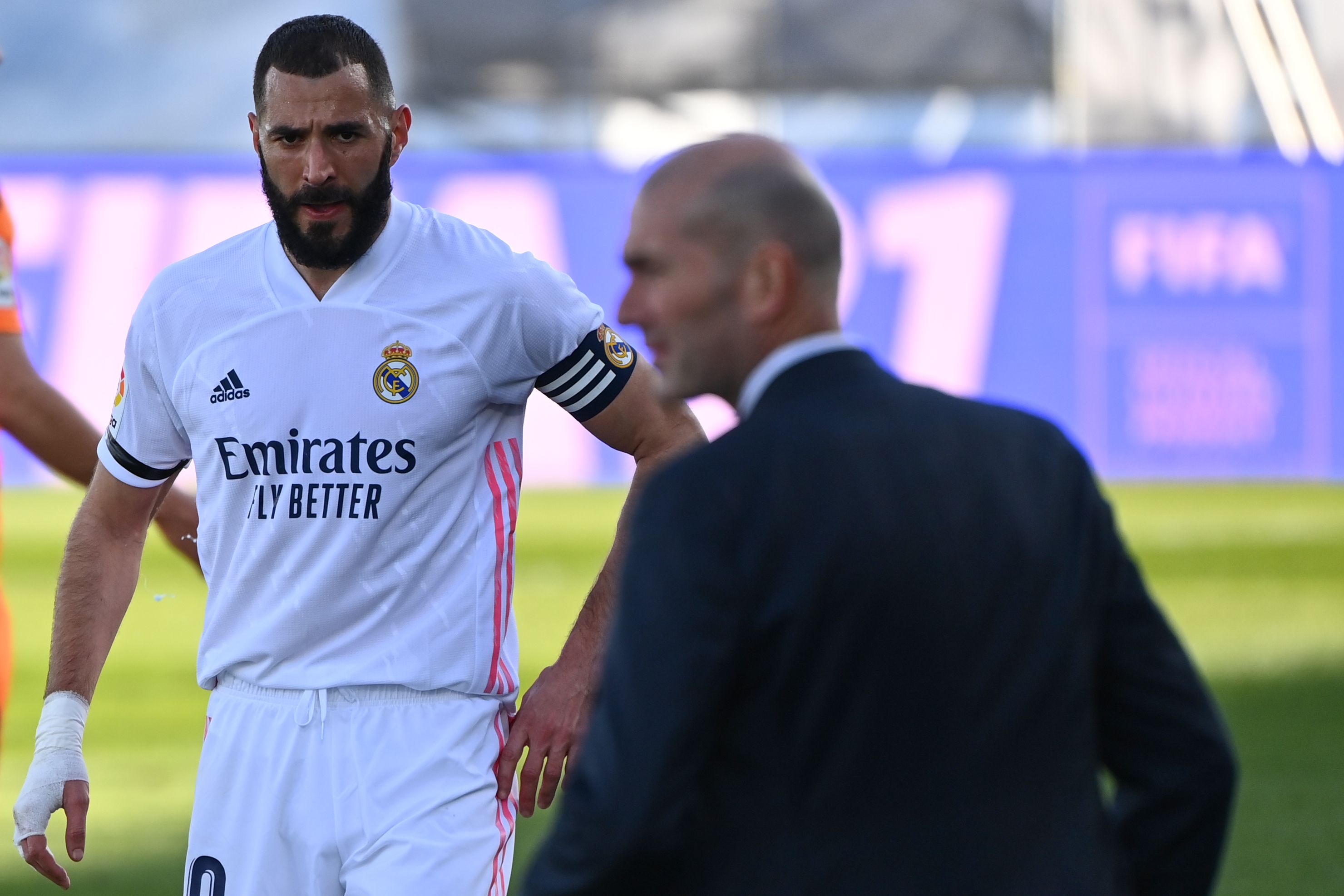 El técnico del Real Madrid, Zinedine Zidane, ha lamentado la lesión de su compatriota, Karim Benzema, goleador de su equipo. Foto Prensa Libre: AFP.