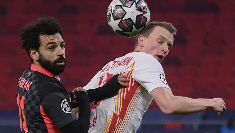 Mohamed Salah del Liverpool disputa un balón con Lukas Klostermann del RB Leipzig durante el partido de ida de los octavos de final. Foto Prensa Libre: AFP.