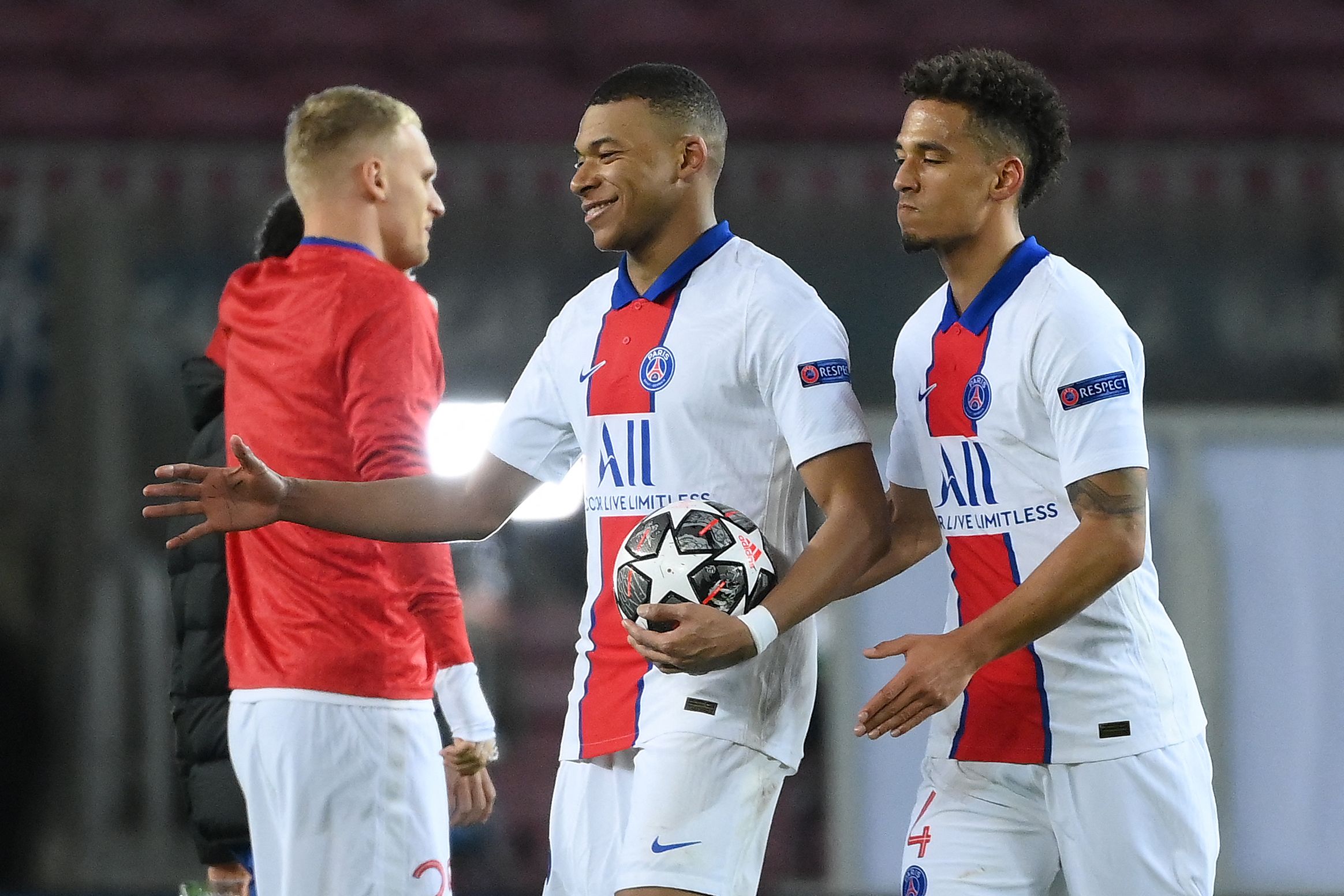 Kylian Mbappé se llevó el balón después de haber marcado un hat-trick. (Foto Prensa Libre: AFP)