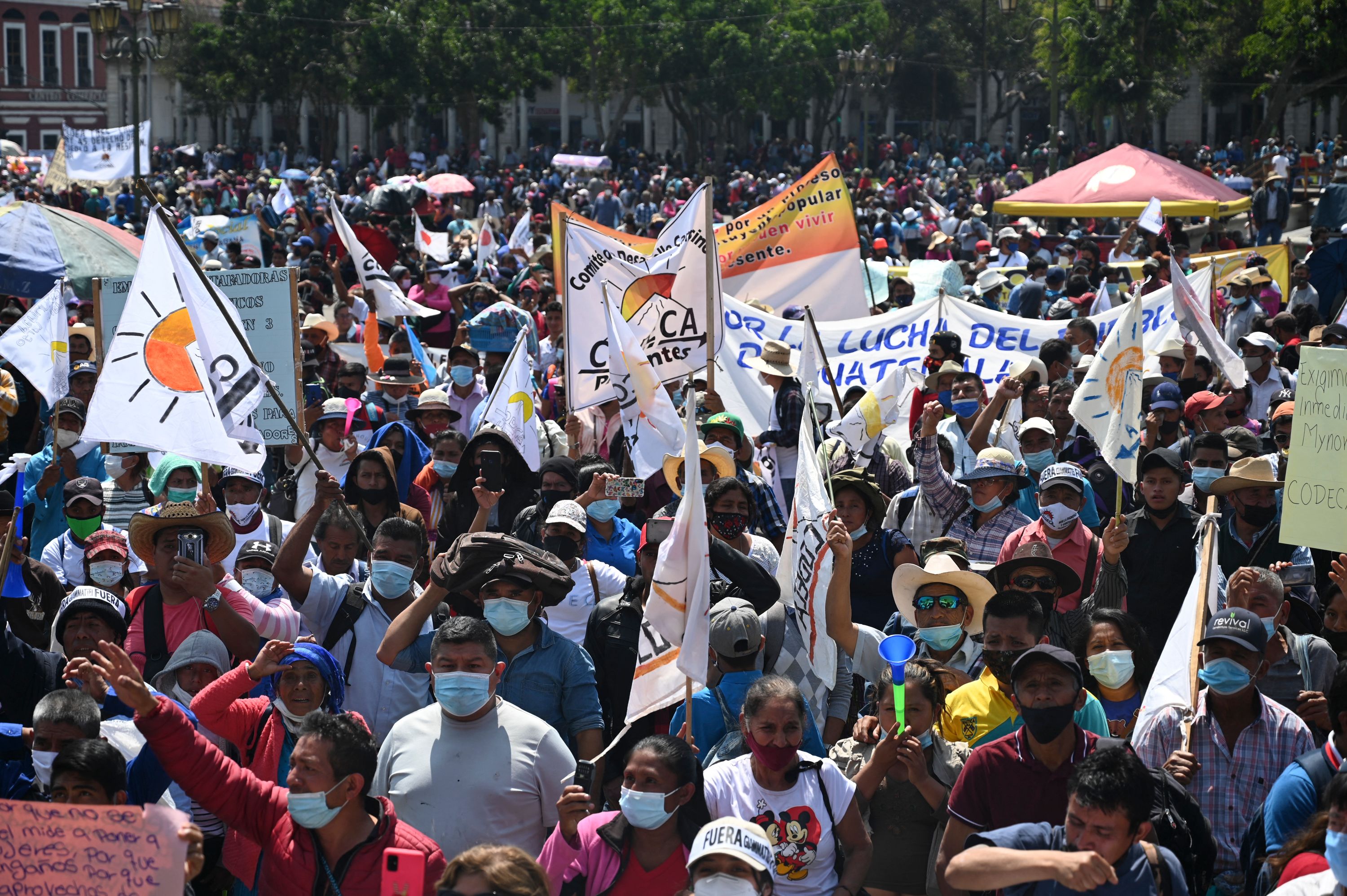Miembros de Codeca se movilizan hacia el centro capitalino. (Foto: AFP)