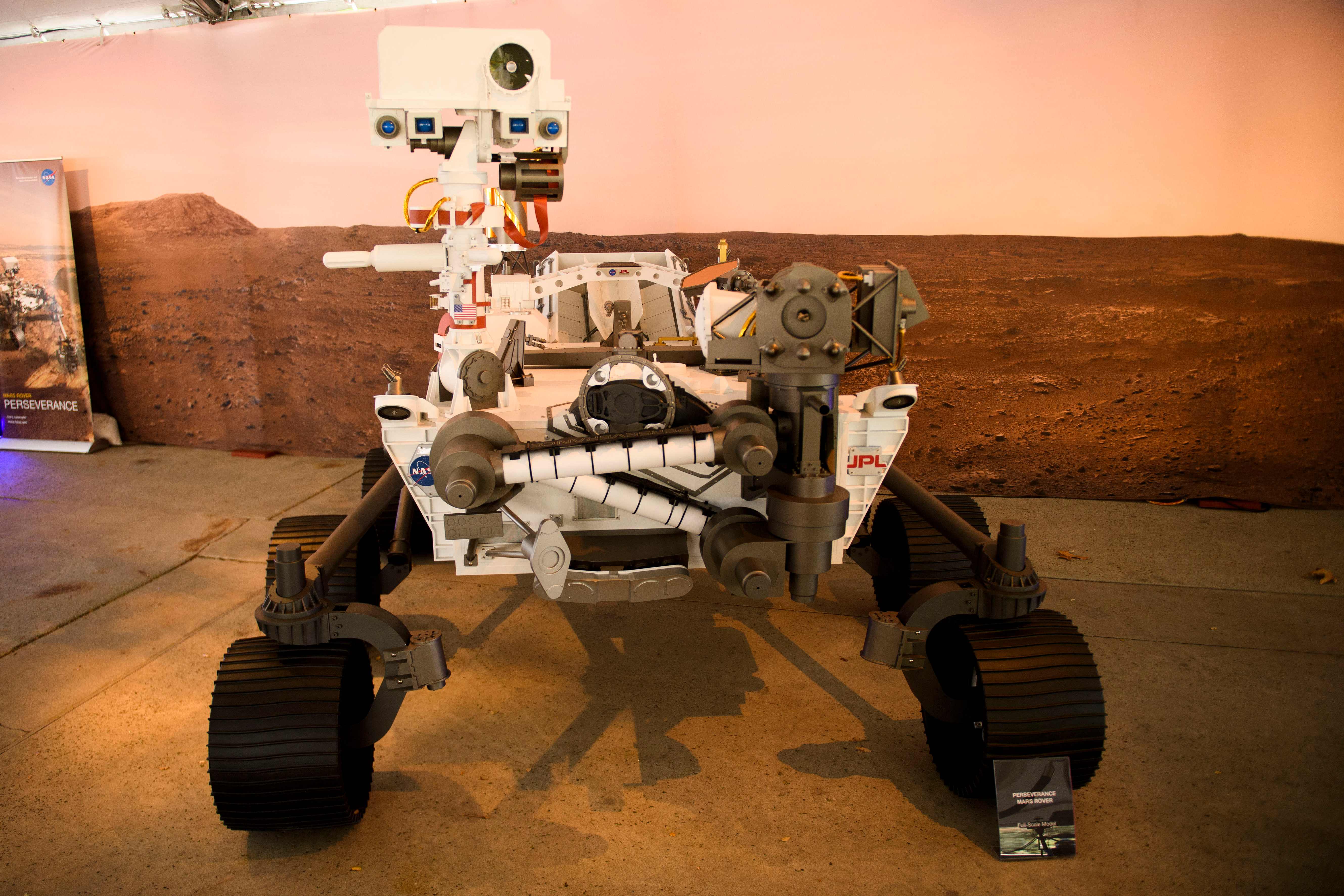 Modelo a escala natural del robot Perseverance, que aterrizó en marte el 18 de febrero del 2021.  (Foto Prensa Libre: AFP)