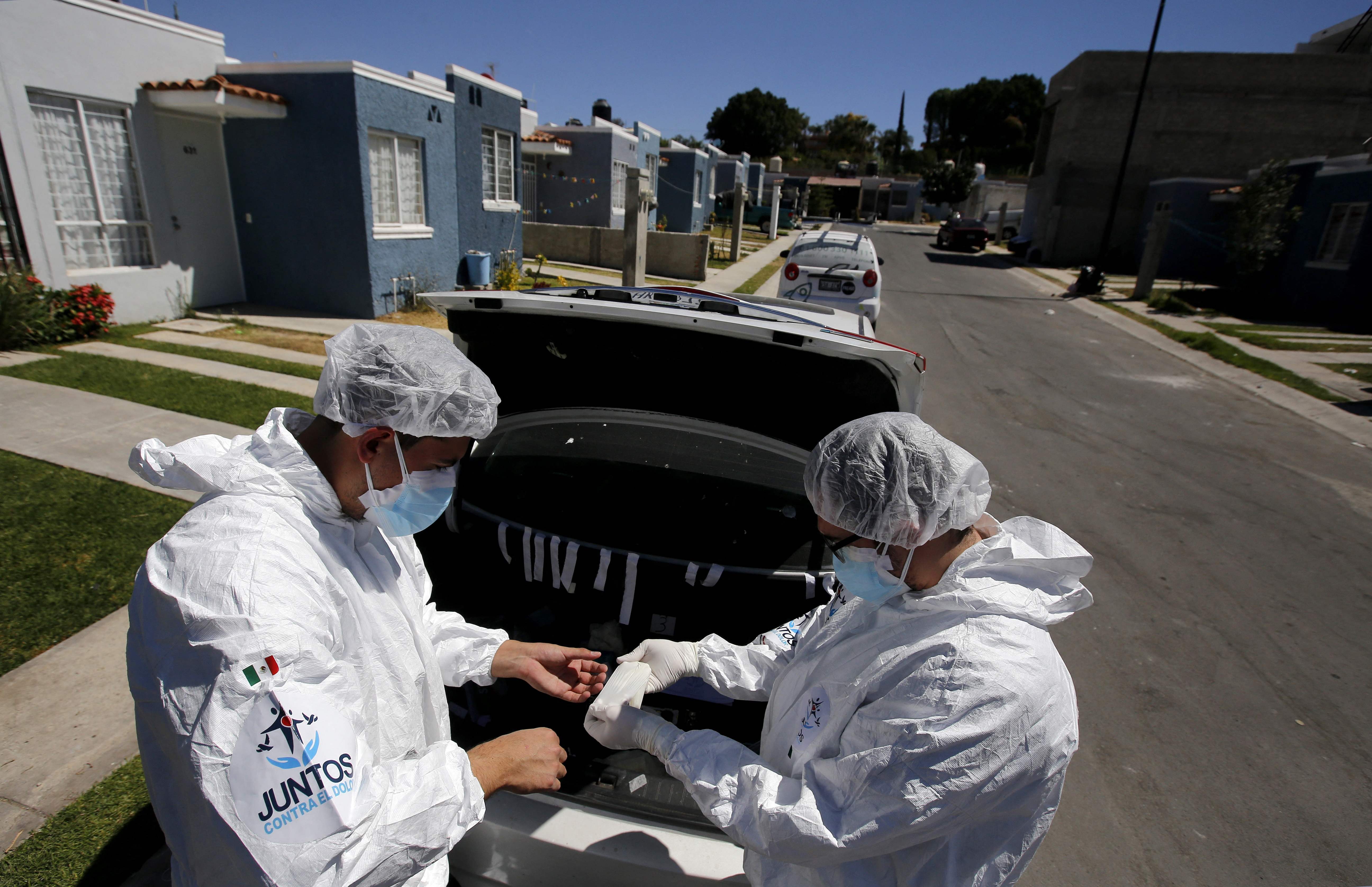 Médicos mexicanos se desinfectan.