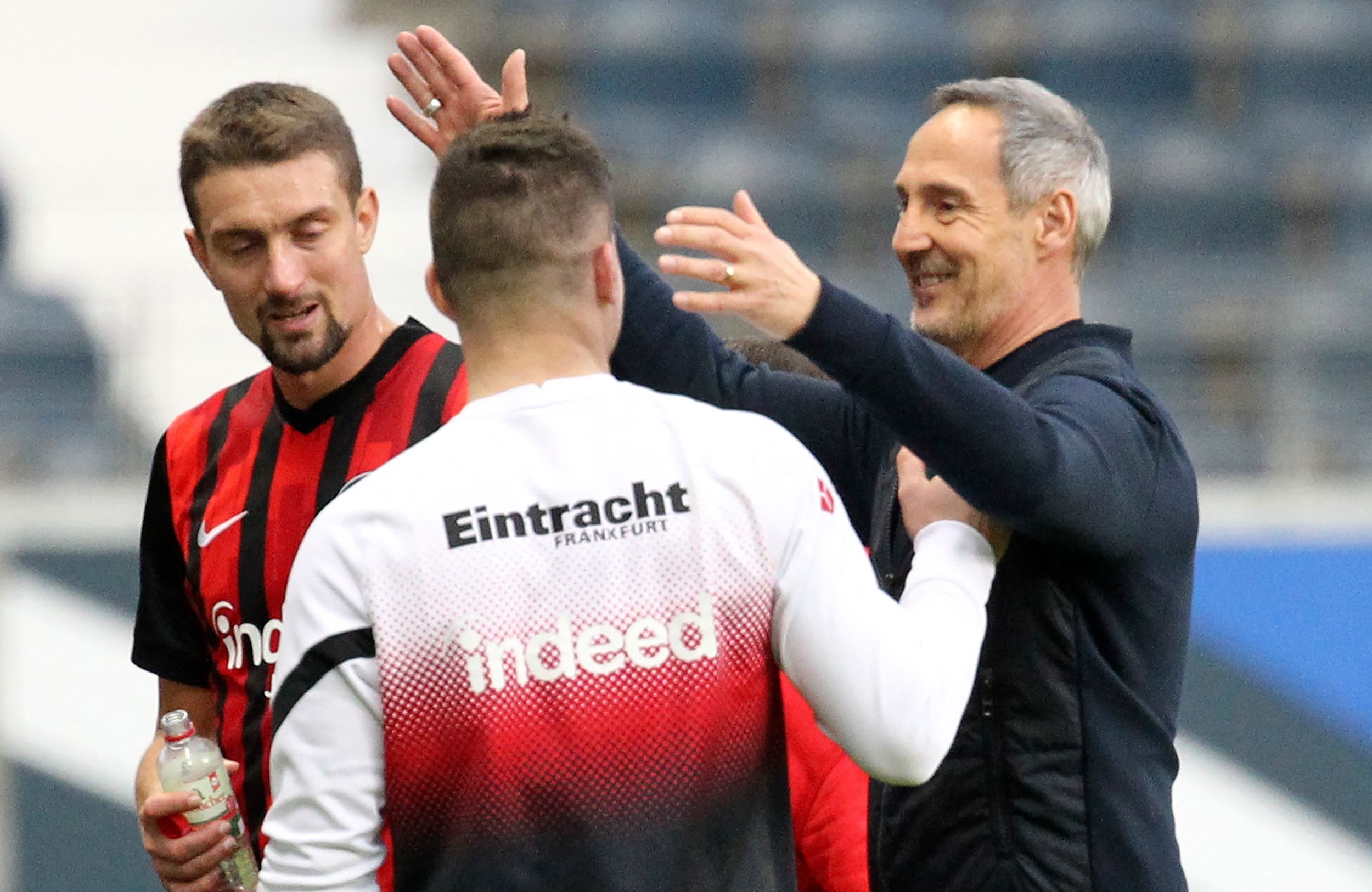 El técnico del Frankfurt Adi Huetter
festeja con sus jugadores la victoria contra el Bayern Múnich. (Foto Prensa Libre: AFP).