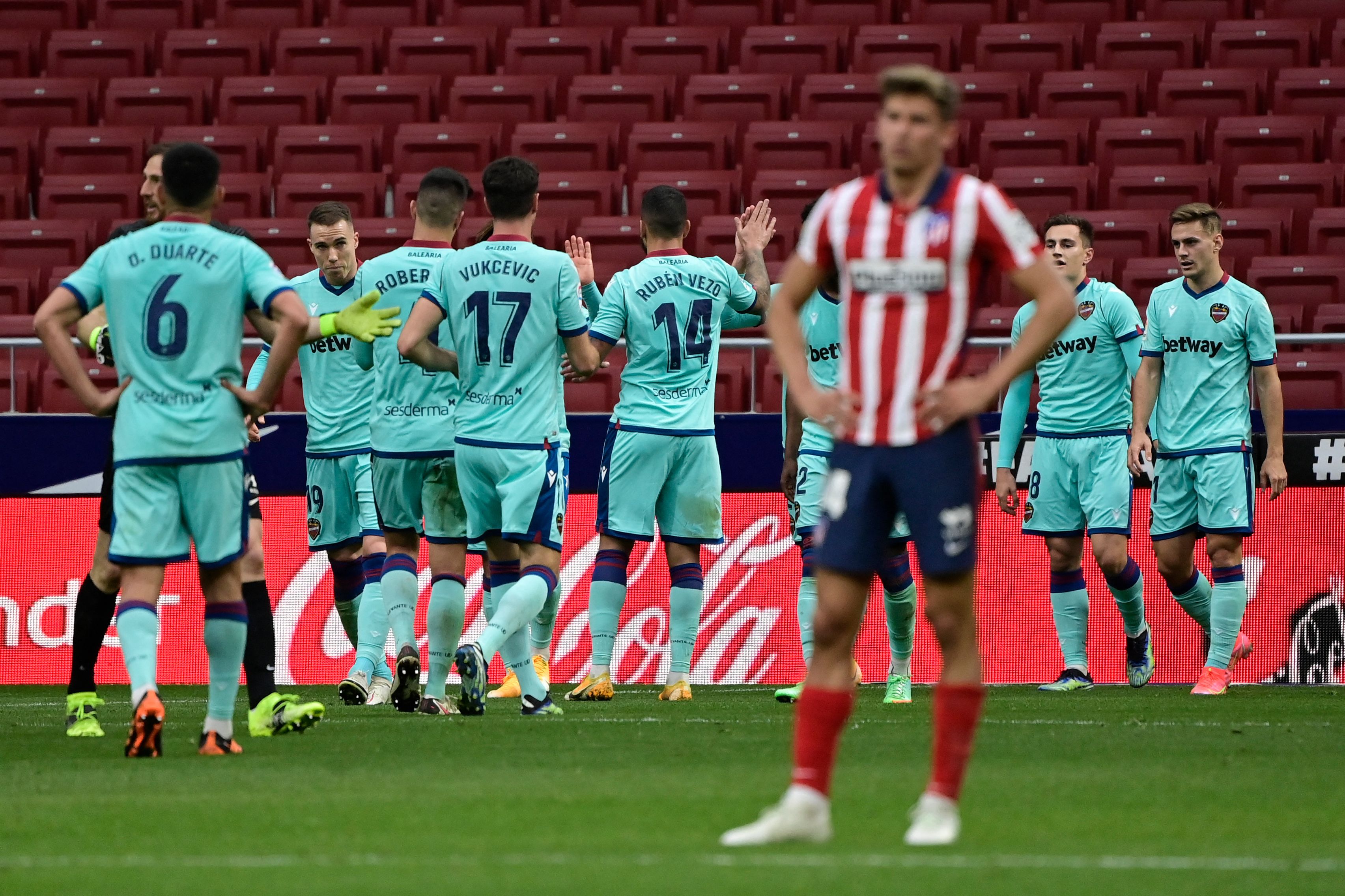 Jorge de Frutos  es felicitado por sus compañeros tras el segundo gol del Levante frente al Atlético. (Foto Prensa Libre: AFP).