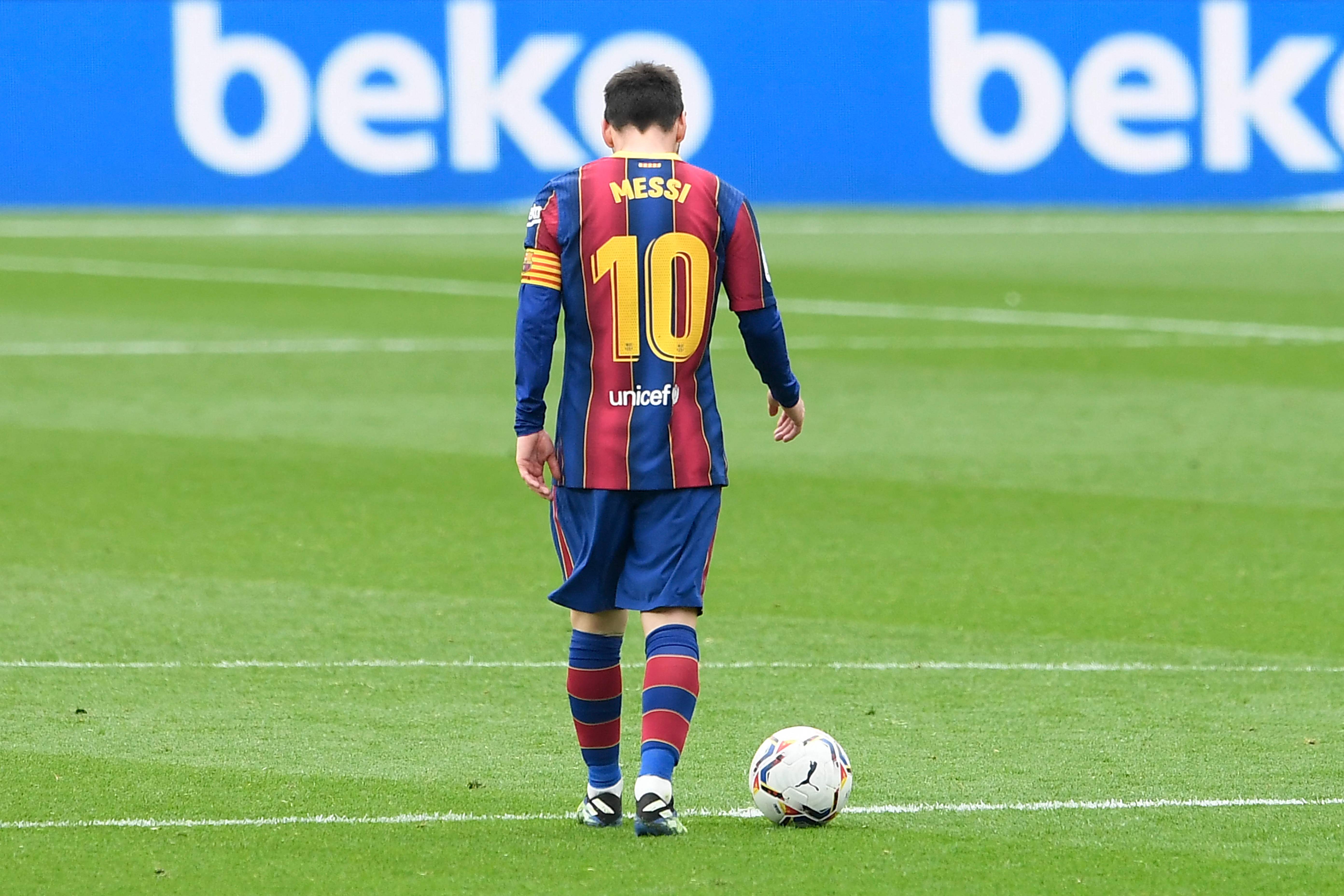 Lionel Messi muestra su frustración por el empate del Cádiz en el partido de la Liga española. (Foto Prensa Libre: EFE).