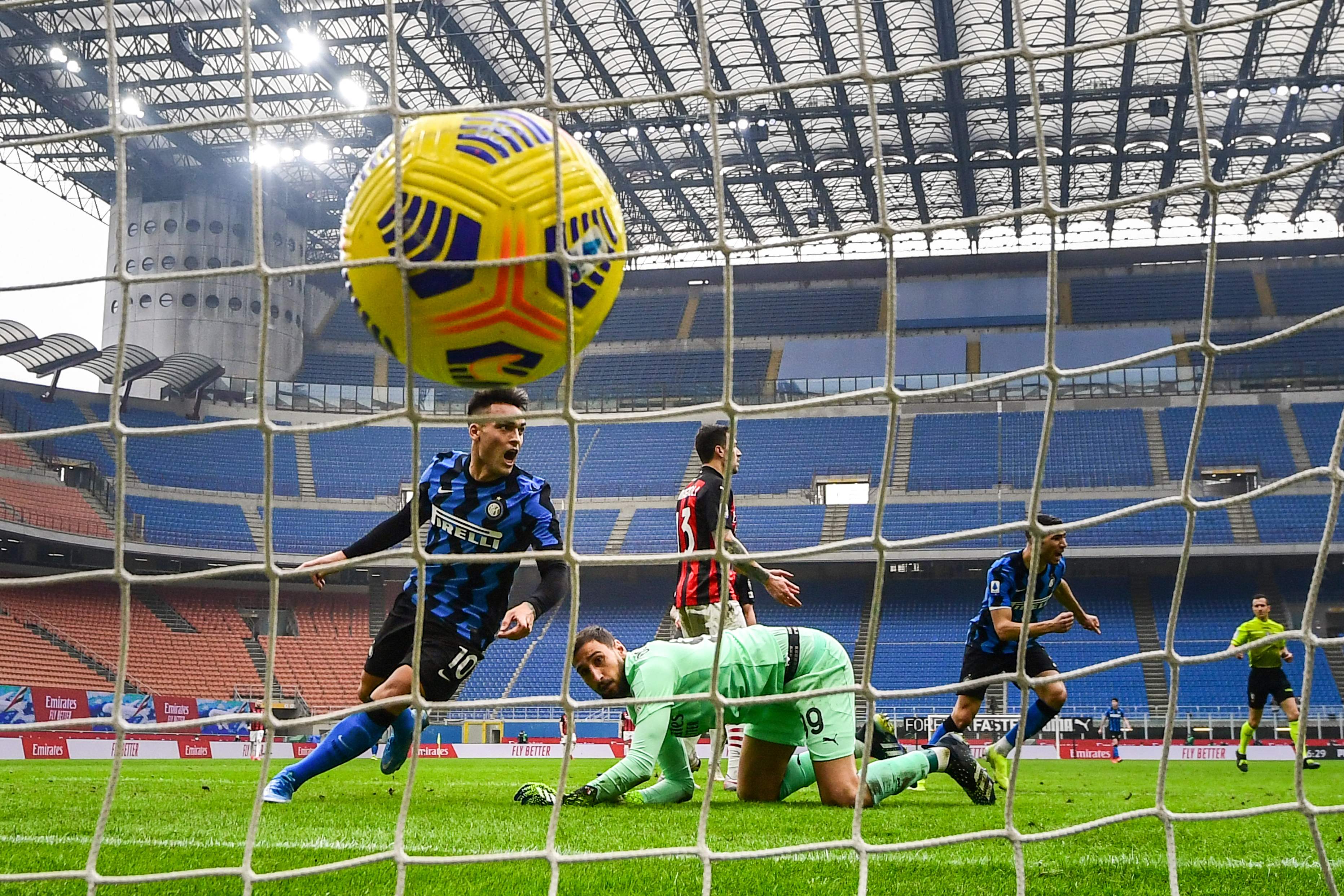 Lautaro Martinez marcó un doblete en el partido del Inter de Milán contra el AC Milán. (Foto Prensa Libre: AFP).