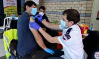 Un paramédico aplica una vacuna contra el covid-19 a un ciudadano palestino. Foto: AFP