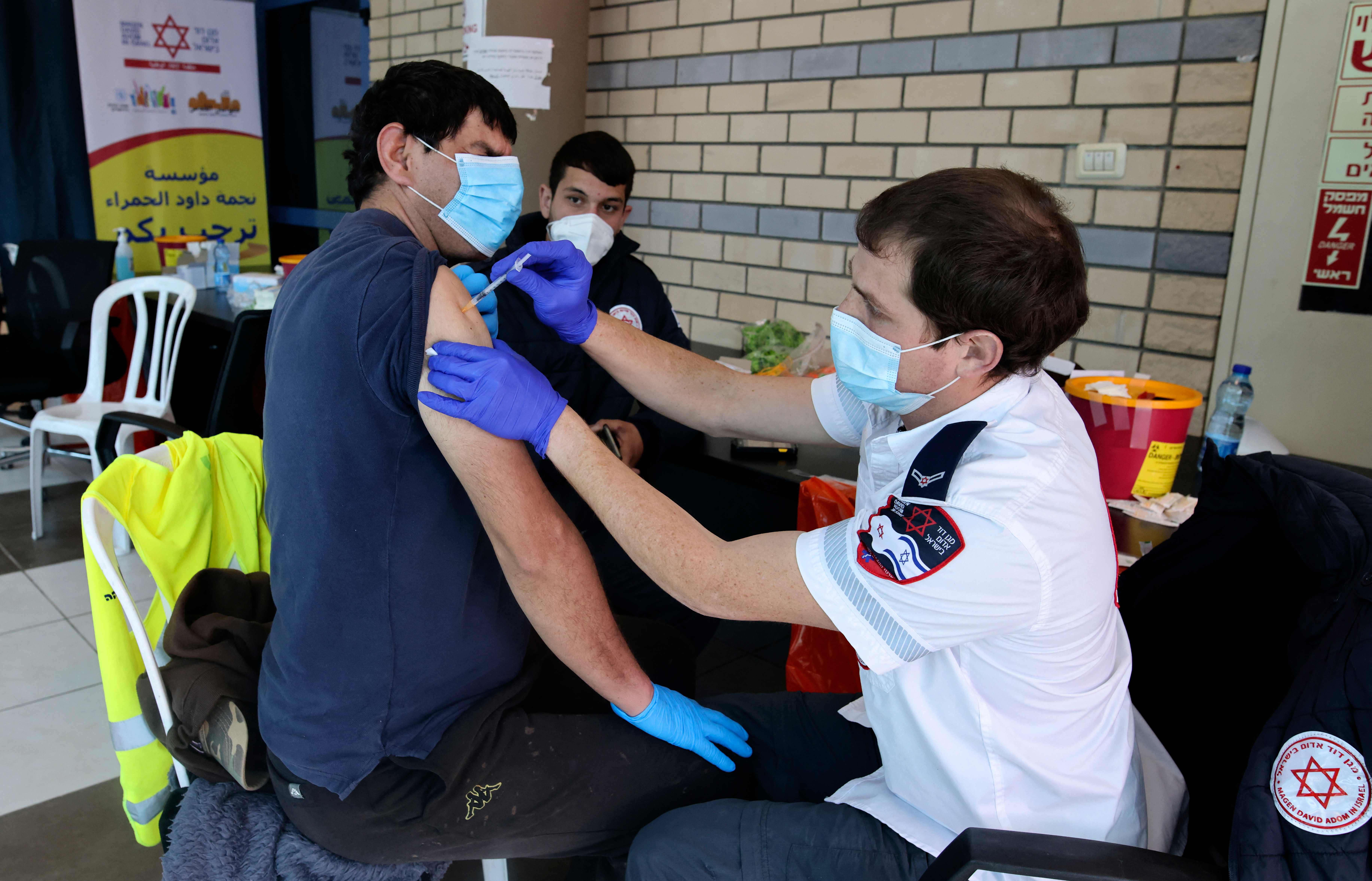 Un paramédico aplica una vacuna contra el covid-19 a un ciudadano palestino. Foto: AFP