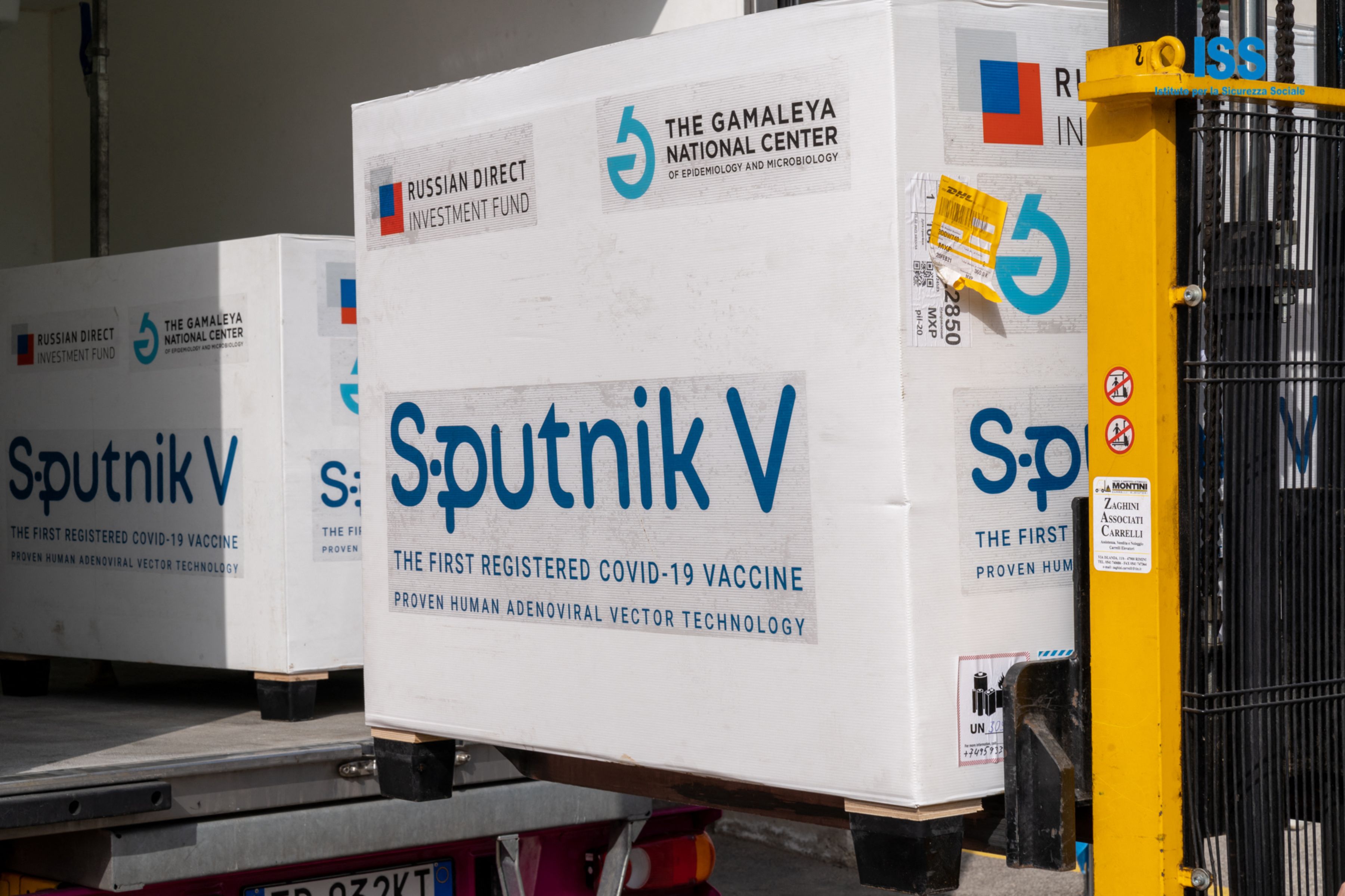 Fotografía de la forma en la que se transportan las vacunas rusas Sputnik V. (Foto Prensa Libre: AFP)