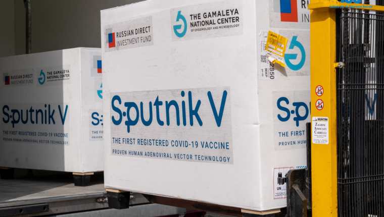 Fotografía de la forma en la que se transportan las vacunas rusas Sputnik V. (Foto Prensa Libre: AFP)