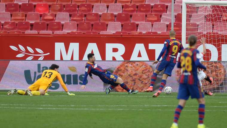 Lionel Messi marcó el segundo gol del Barcelona frente al Sevilla. (Foto Prensa Libre: AFP).