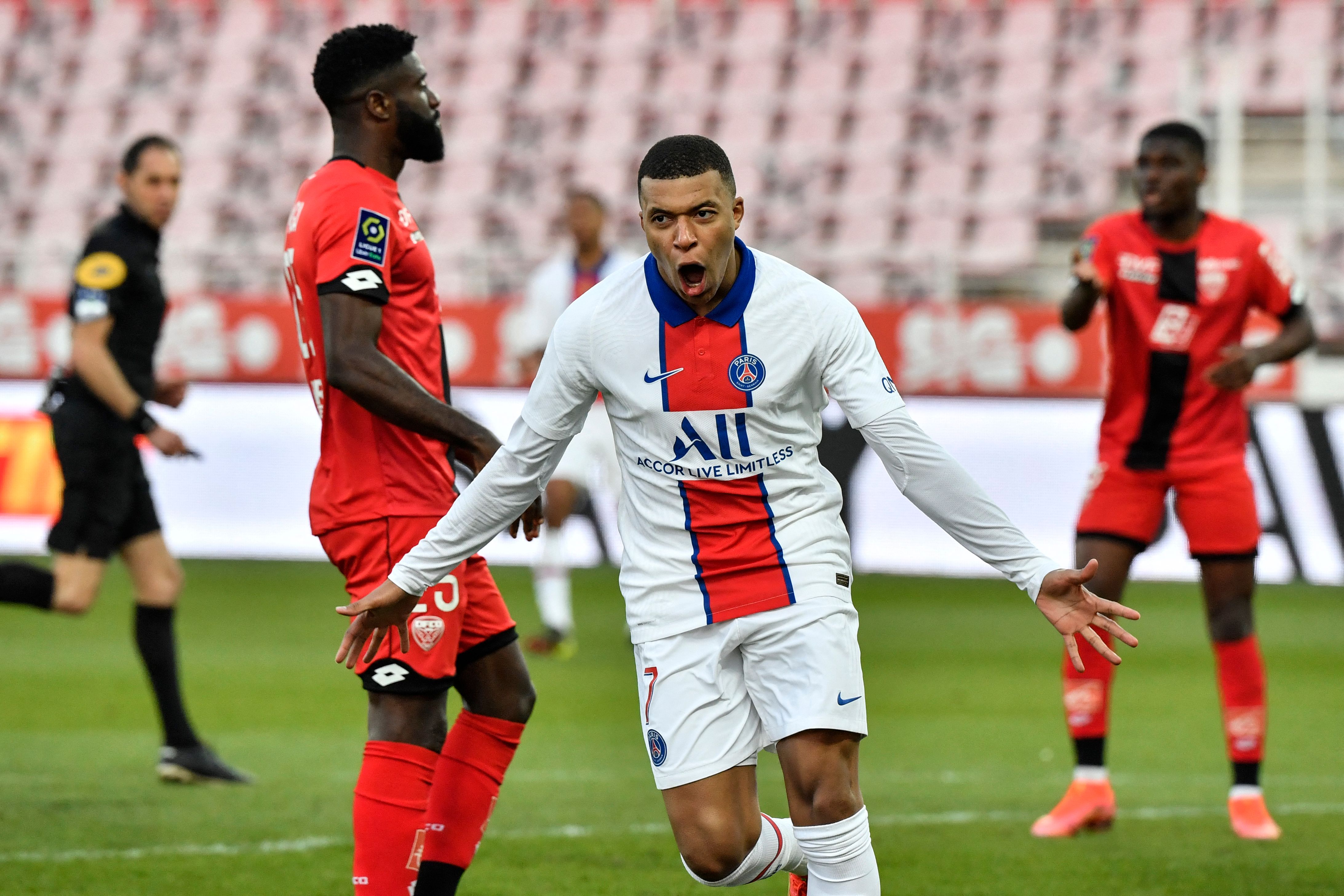 Kylian Mbappe celebra uno de los goles en el triunfo del París SG. (Foto Prensa Libre: AFP).