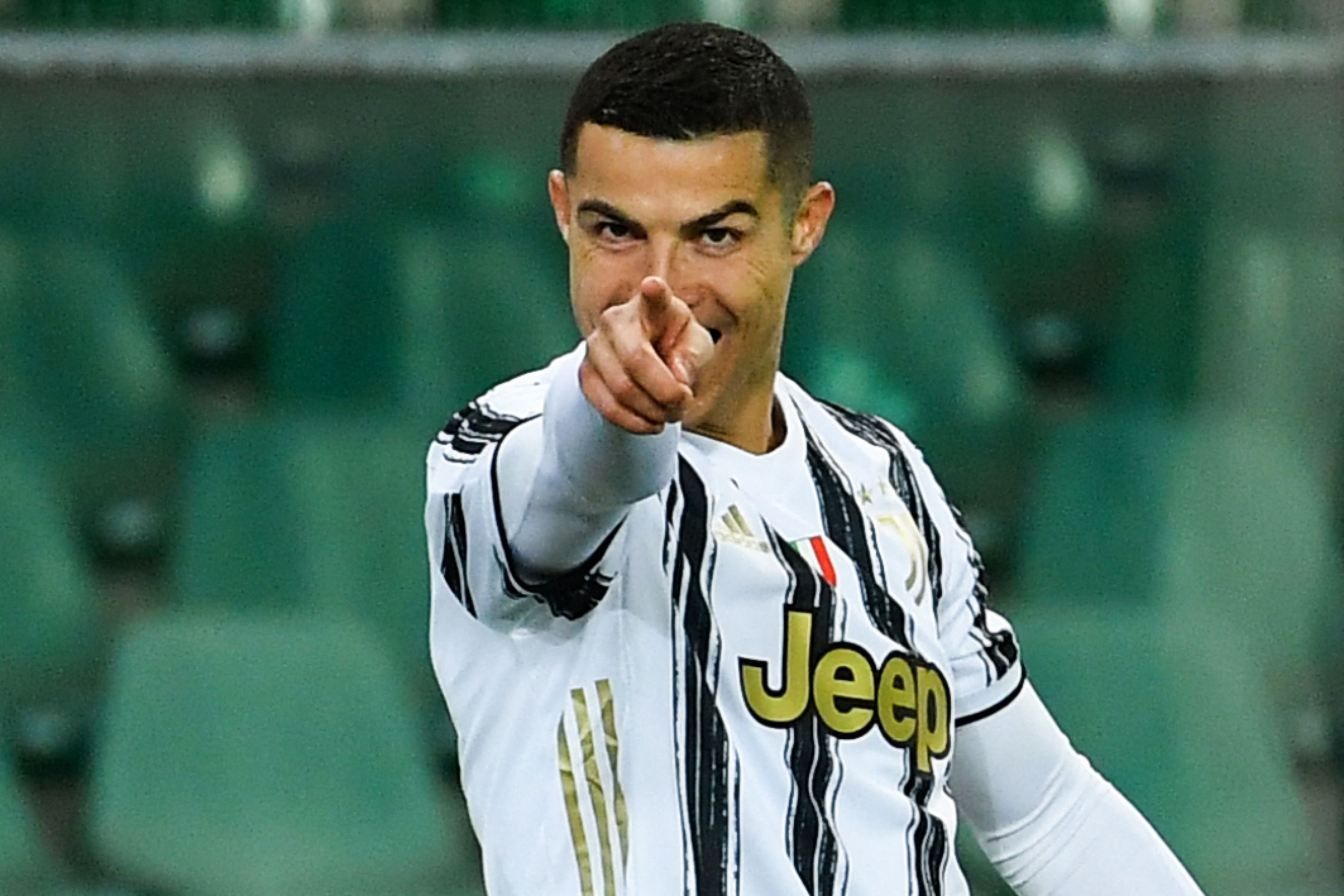 Cristiano Ronaldo celebra luego de anotar en el empate de la Juventus frente al Hellas Verona. (Foto Prensa Libre: AFP).