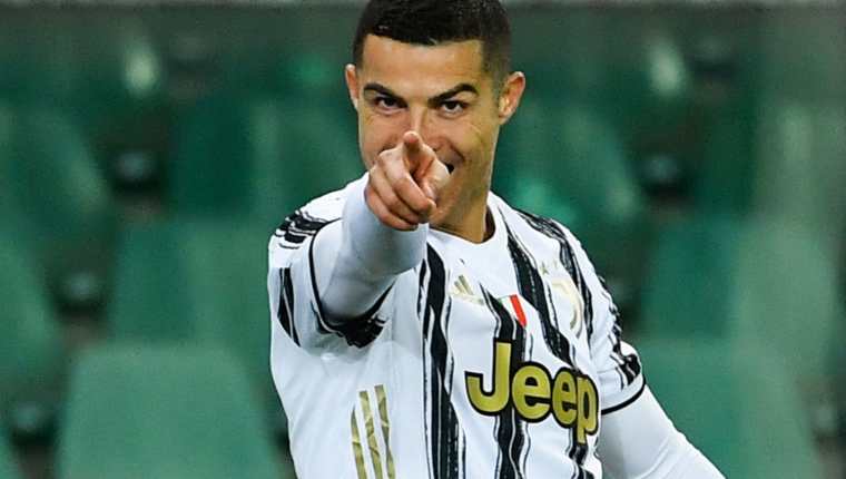 Cristiano Ronaldo celebra luego de anotar en el empate de la Juventus frente al Hellas Verona. (Foto Prensa Libre: AFP).