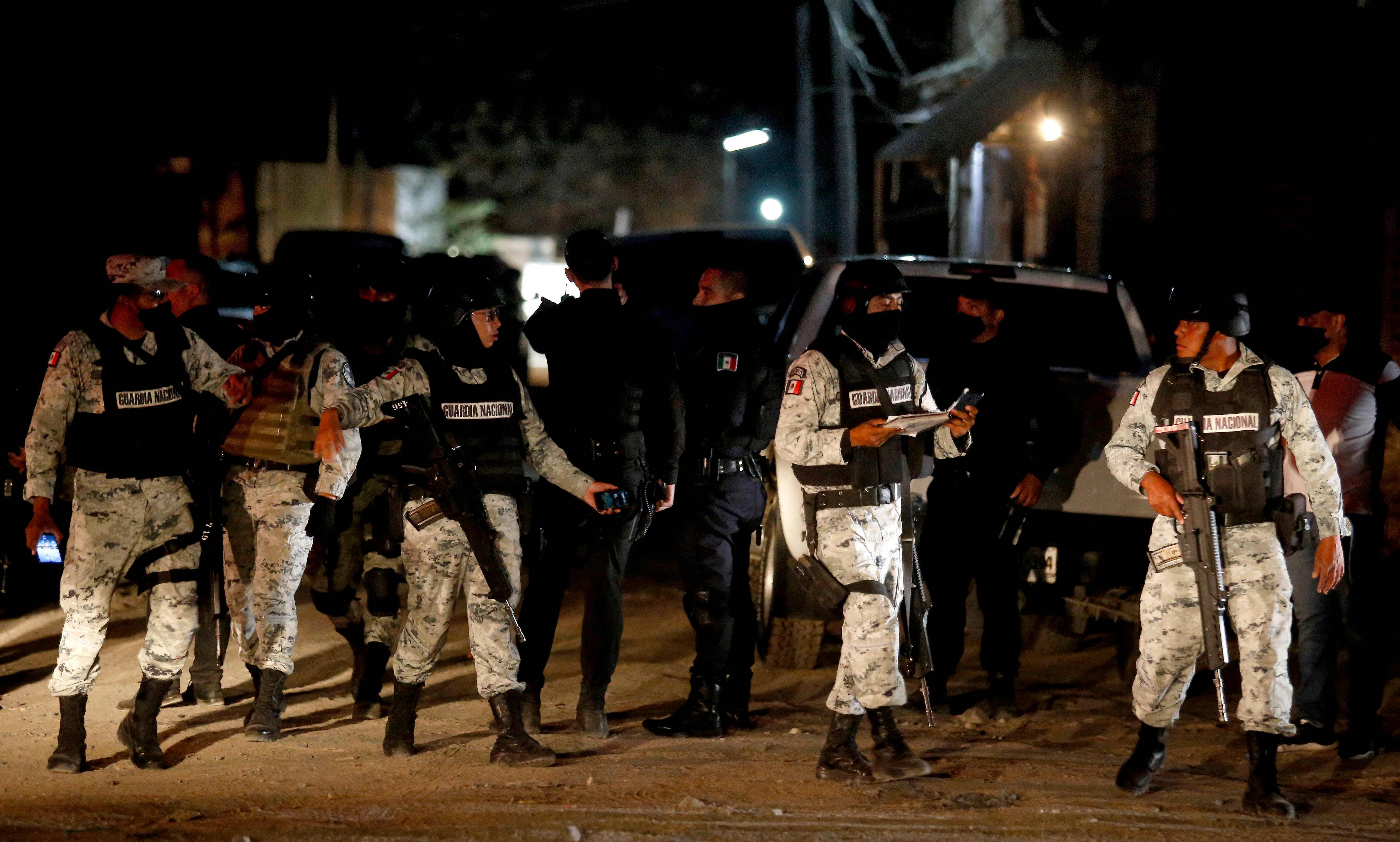 Integrantes de la Guardia Nacional en el sitio en donde fueron ejecutadas 11 personas que estaban en una fiesta en Tonalá, Guadalajara, Jalisco. (Foto Prensa Libre: EFE)